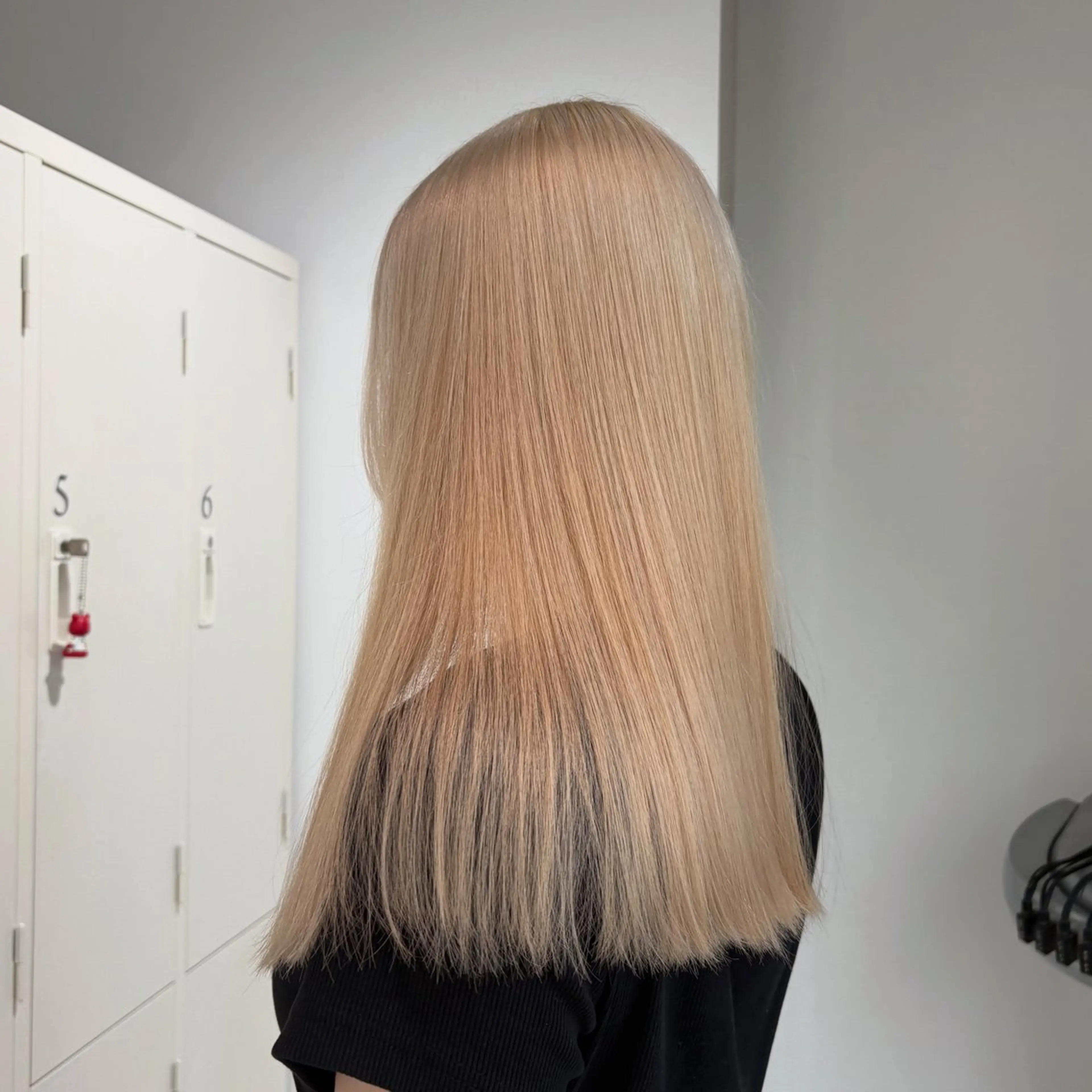 ロング カラー ブロンド ヘアカラー EIGHT mana 海外グレージュ🥥のヘアスタイル