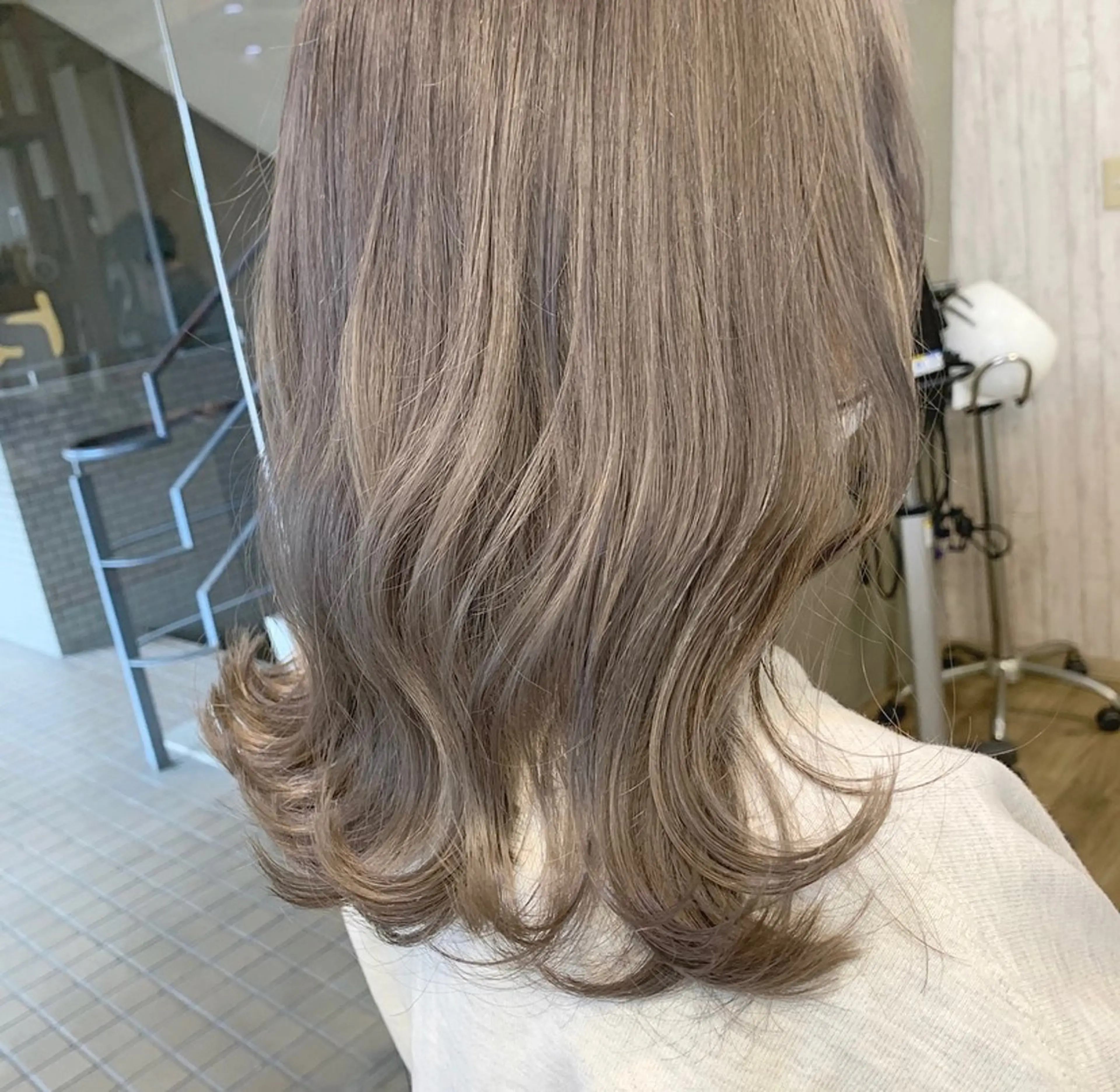 ミディアム カラー グレージュ ハイトーンカラー シアーグレージュ カット ヘアカラー regalo Acari🍎のヘアスタイル