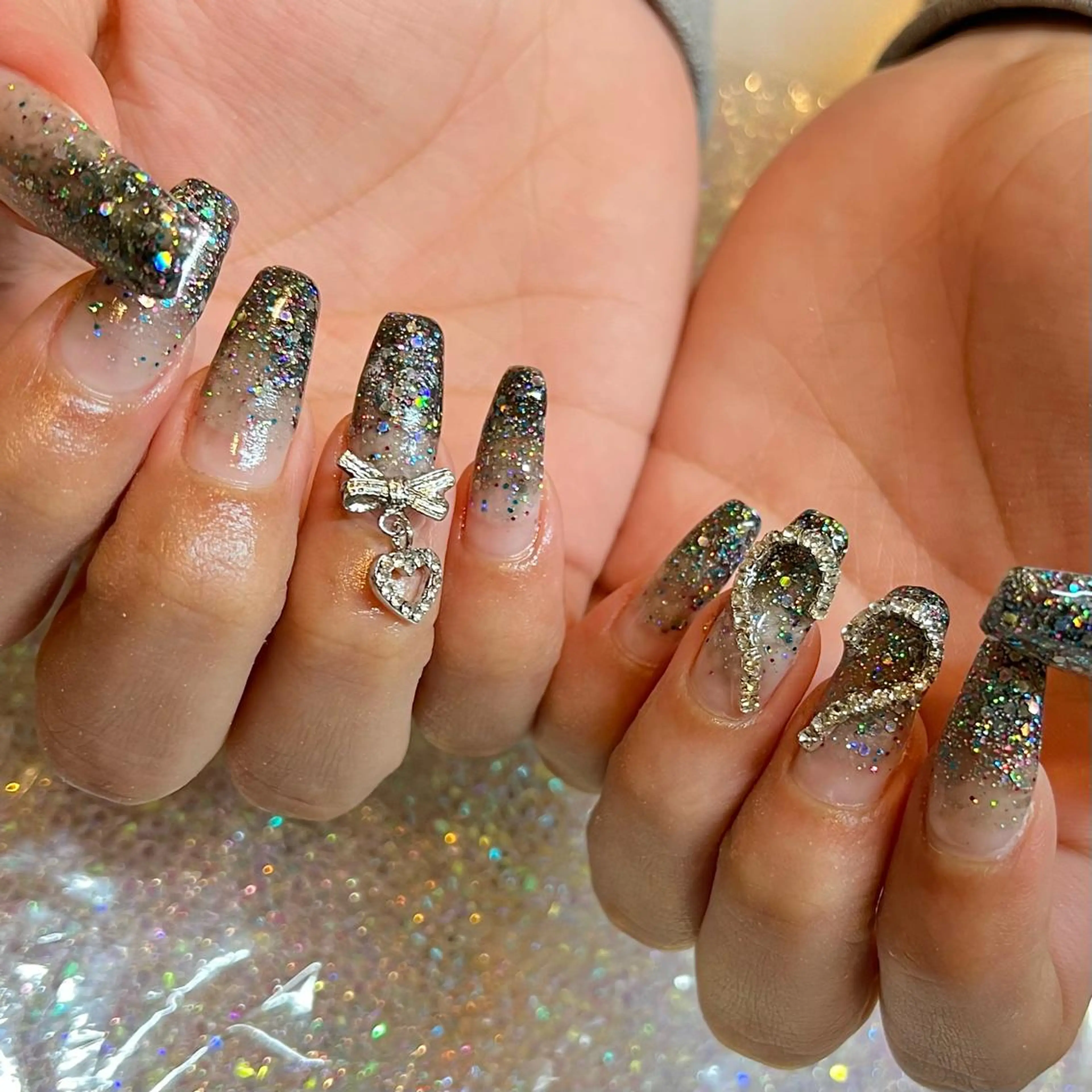 ミディアム ネイル ラメ(グリッター) ハンドネイル H🌺 NAILのネイルデザイン