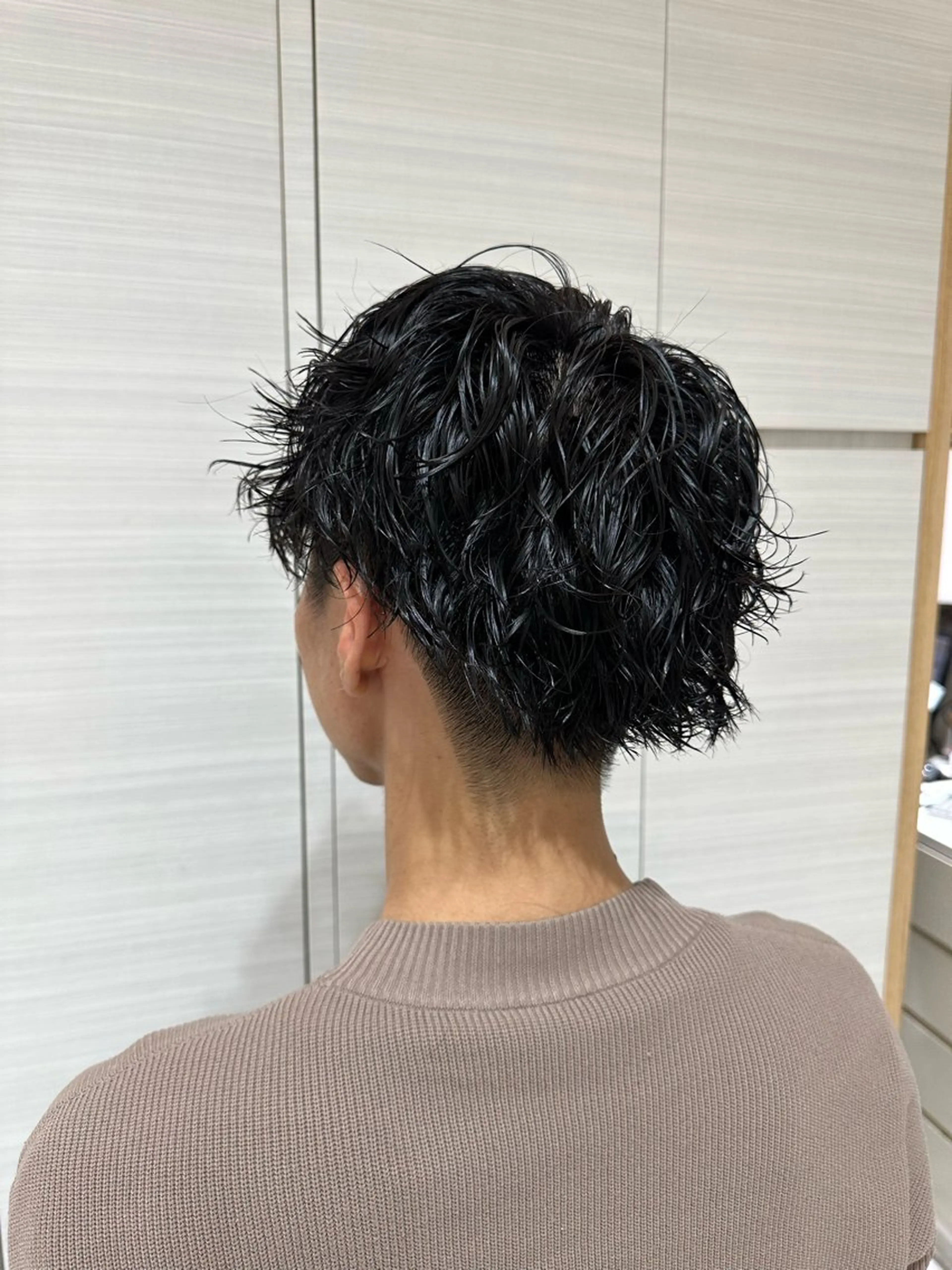 ミディアム パーマ メンズ ミディアムパーマ メンズブリーチ ダウンパーマ メンズハイライト メンズインナーカラー brace立花店所属・中嶋 紘夢のヘアスタイル