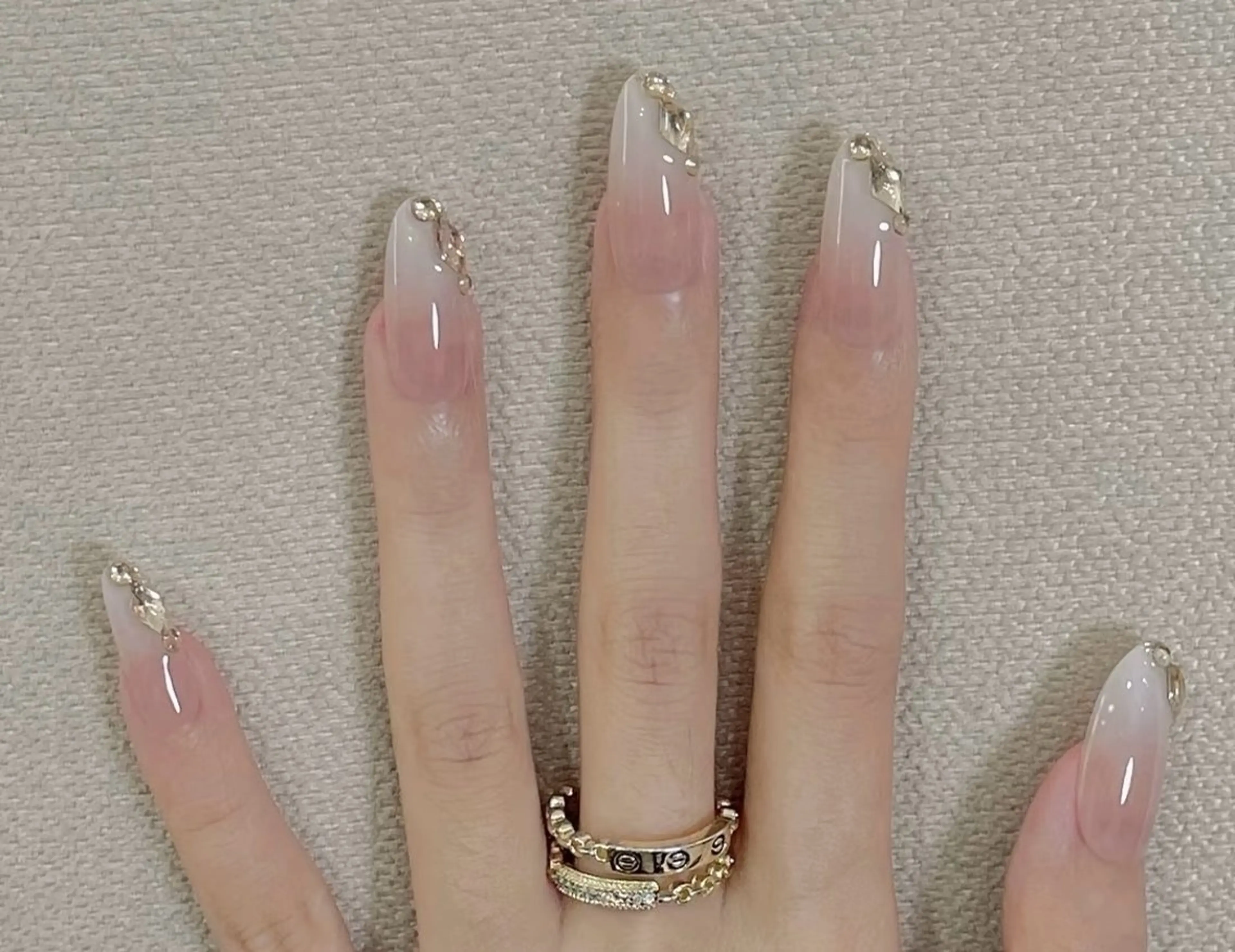 ネイル チークネイル 長さ出し フラワーネイル フレンチネイル ガーリー SunNail池袋駅 ワンホンネイルのネイルデザイン