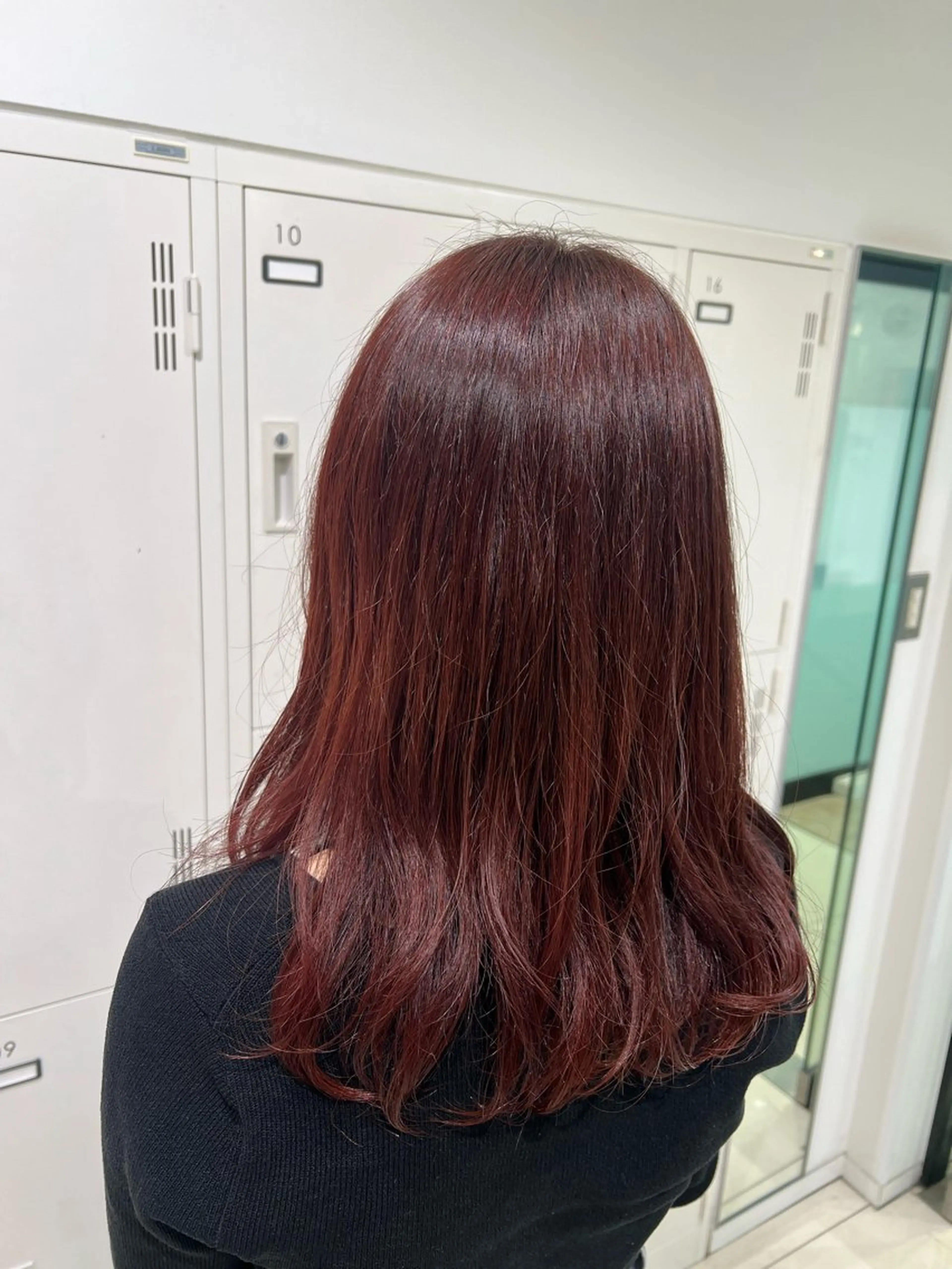 セミロング カラー レッドカラー ヘアカラー トリートメント 暖色カラー🌹 中山由梨のヘアスタイル