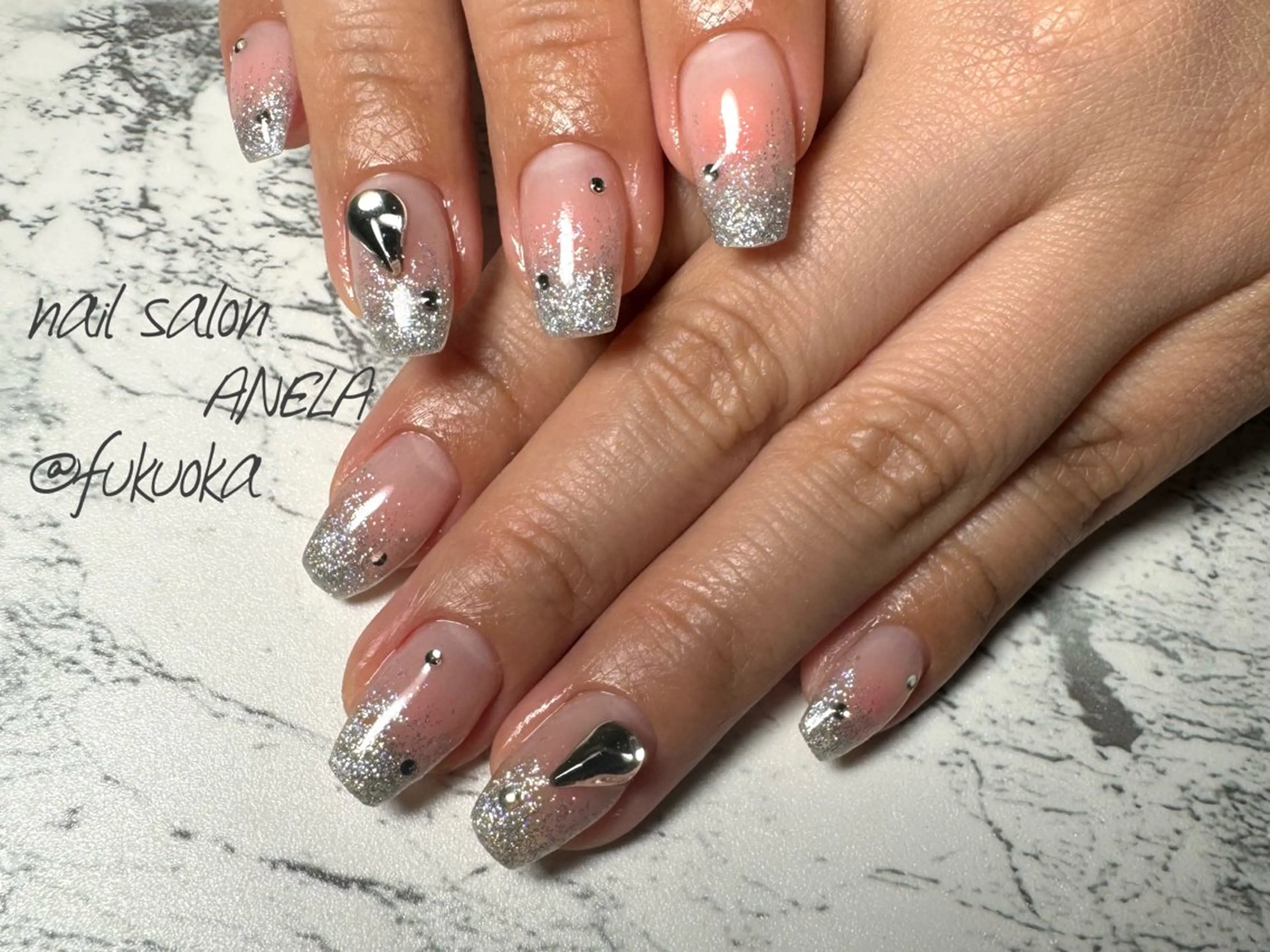 ネイル チークネイル ラメ(グリッター) ラメグラデーション ハンドネイル nail salon ANELA所属・nail salon ANELA mayaのネイルデザイン