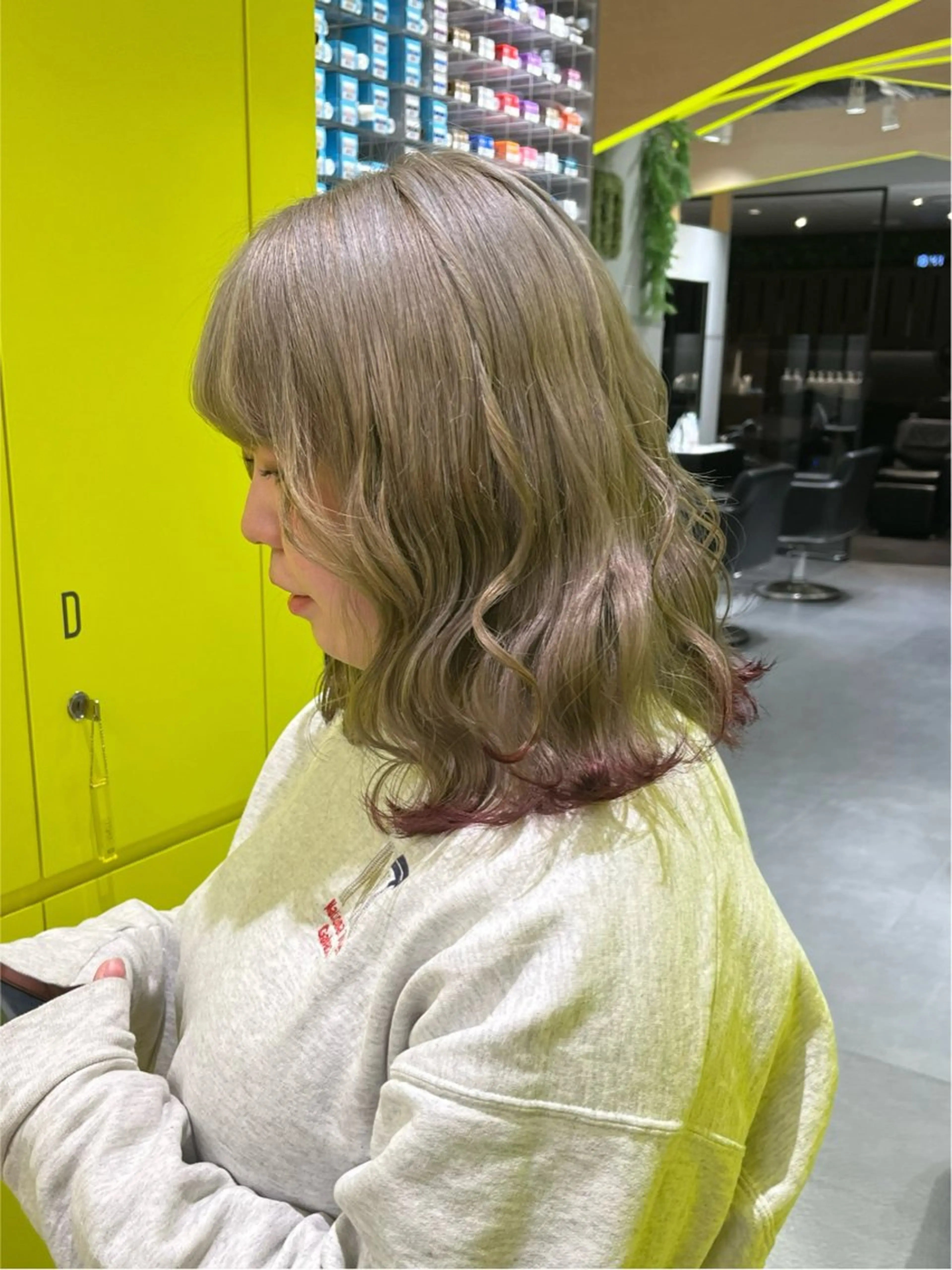 ミディアム カラー ベージュカラー ホワイトベージュ 山下 とよかのヘアスタイル