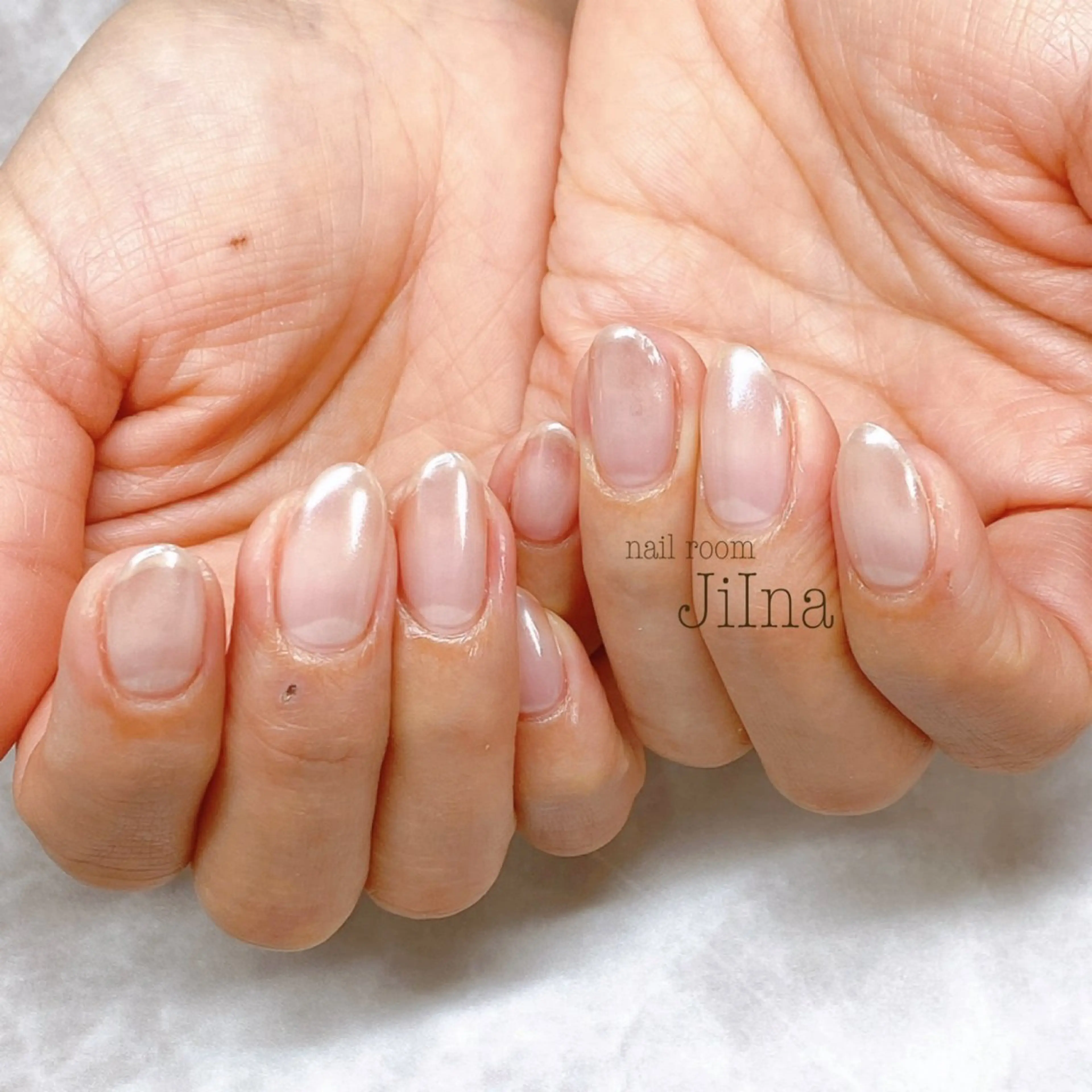 ネイル グラデーション ミラーネイル ホワイト nail room JiInaのネイルデザイン