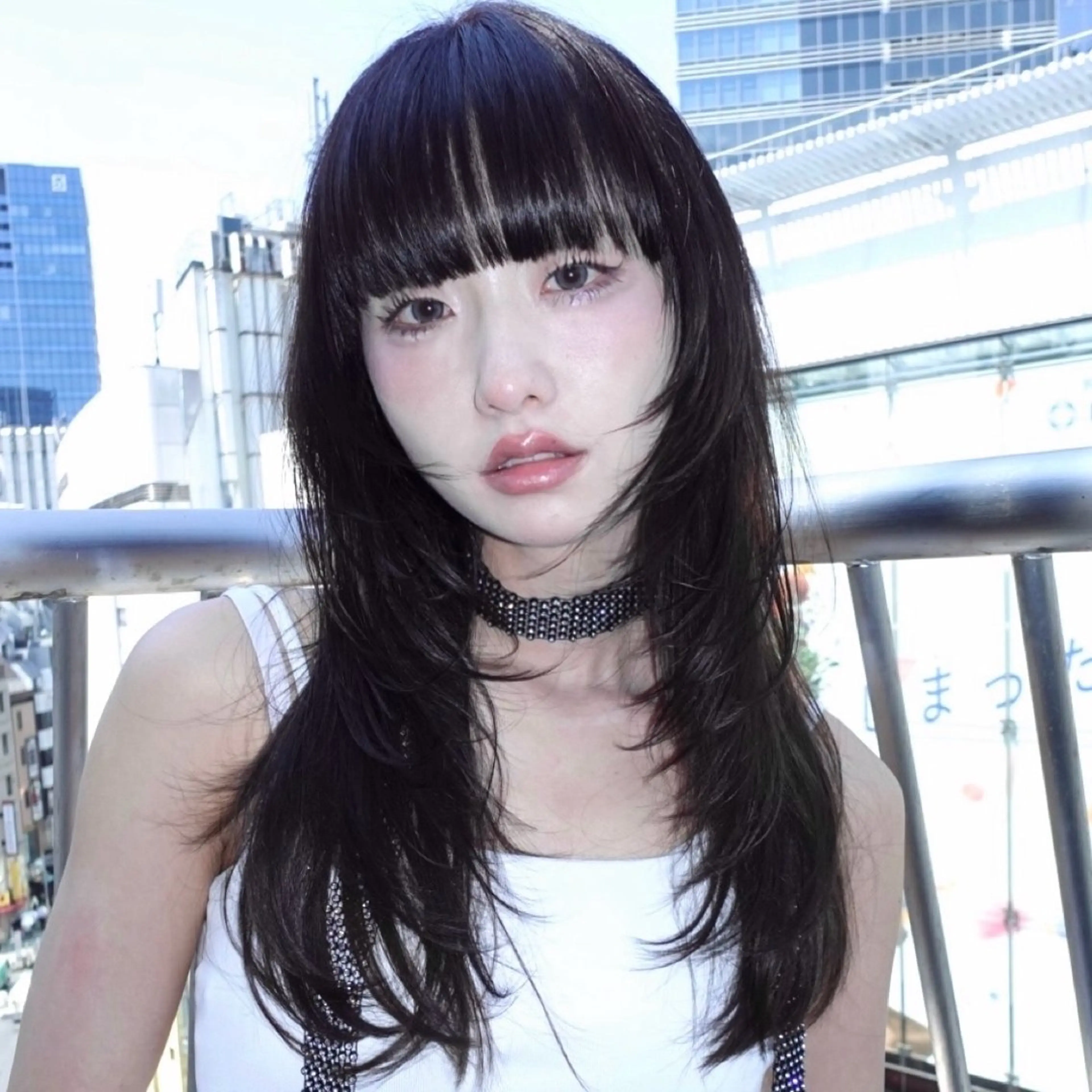 セミロング カラー 黒髪 ブルーカラー ブルーブラック レイヤーカット カット ヘアカラー トリートメント レイヤーカット ダブルカラーのヘアスタイル