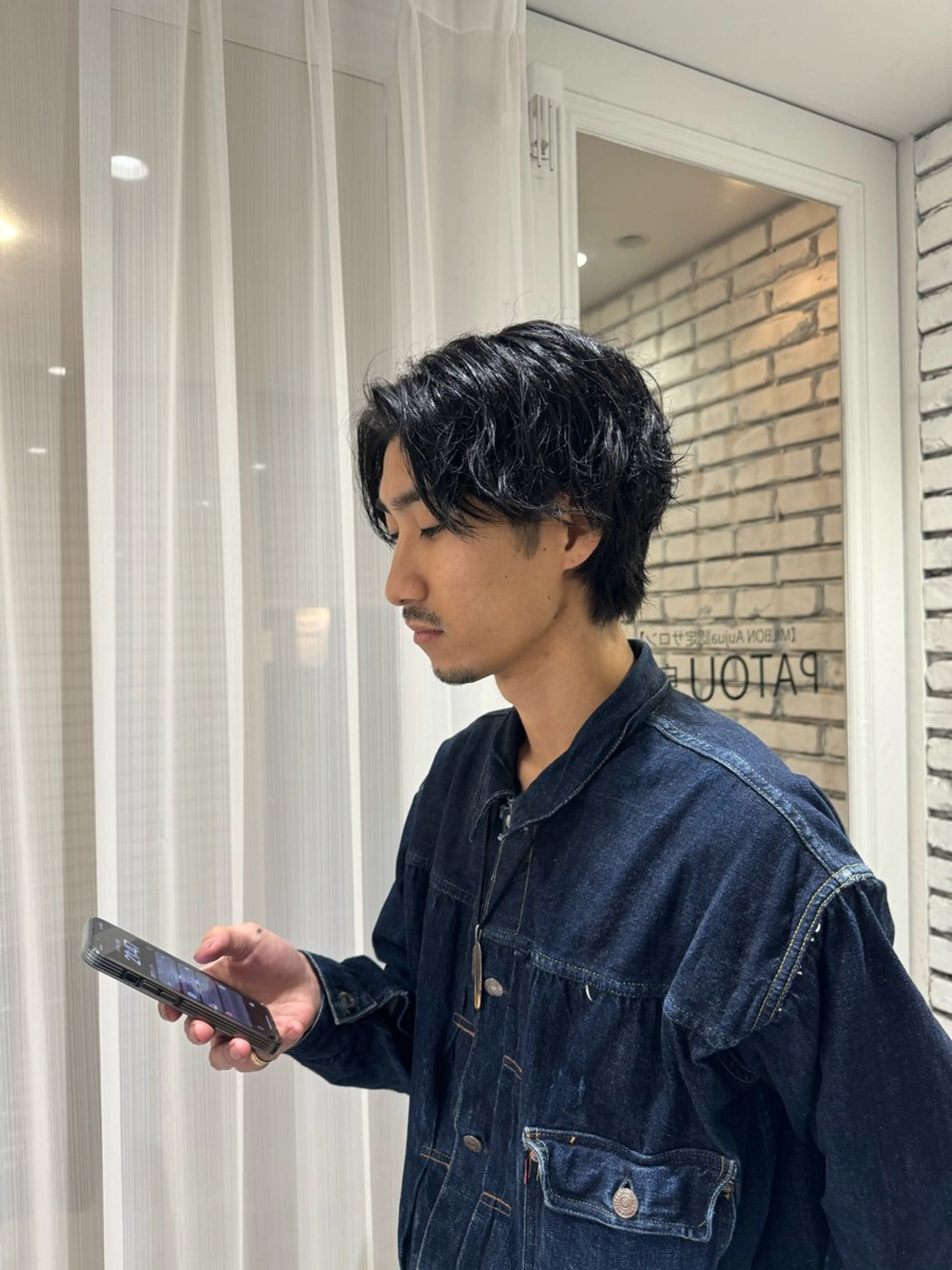 メンズ センターパート 遊佐 みくりのヘアスタイル