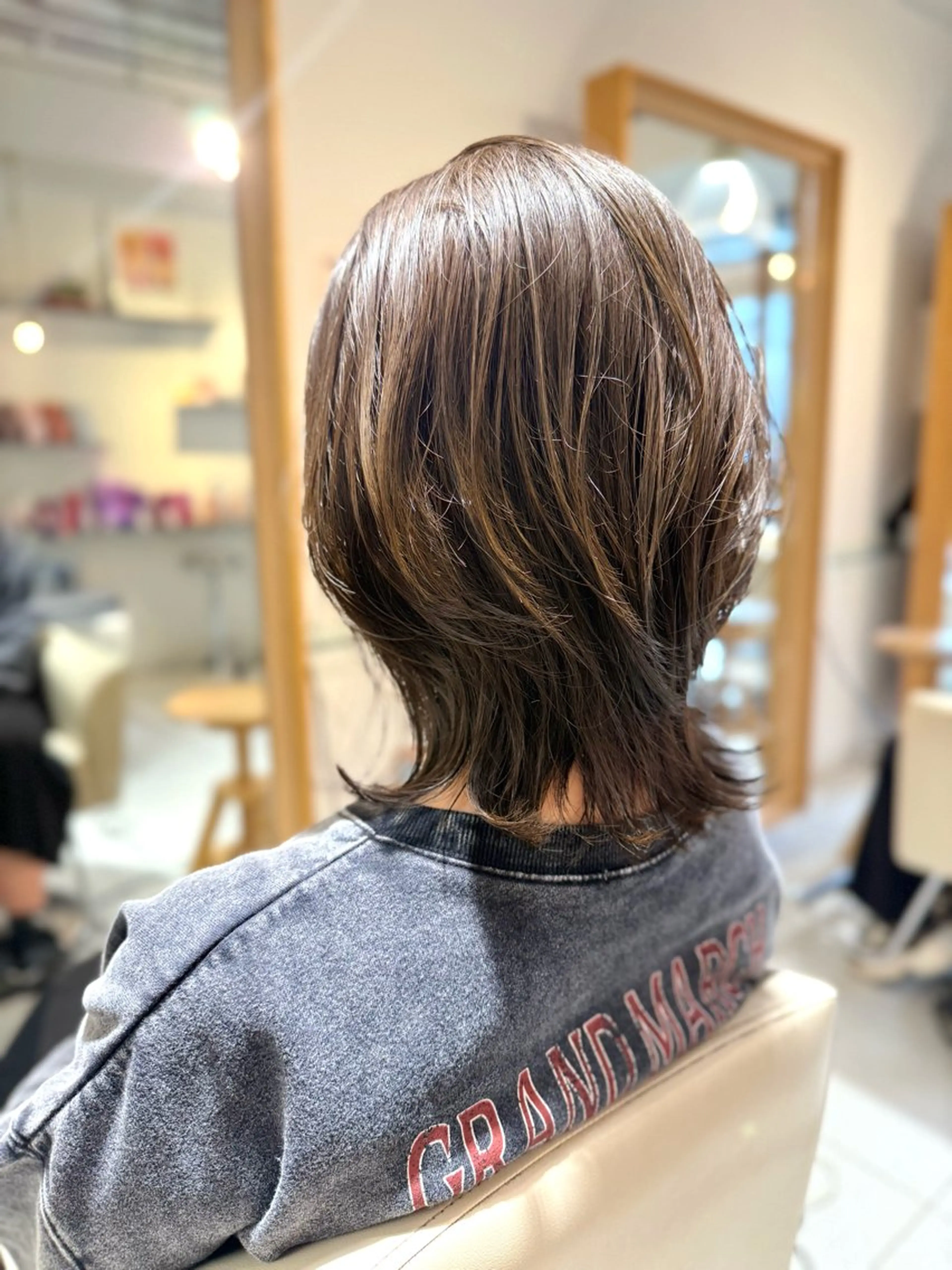ミディアム カラー オリーブカラー レイヤーカット カット ヘアカラー トリートメント 安永 涼のヘアスタイル