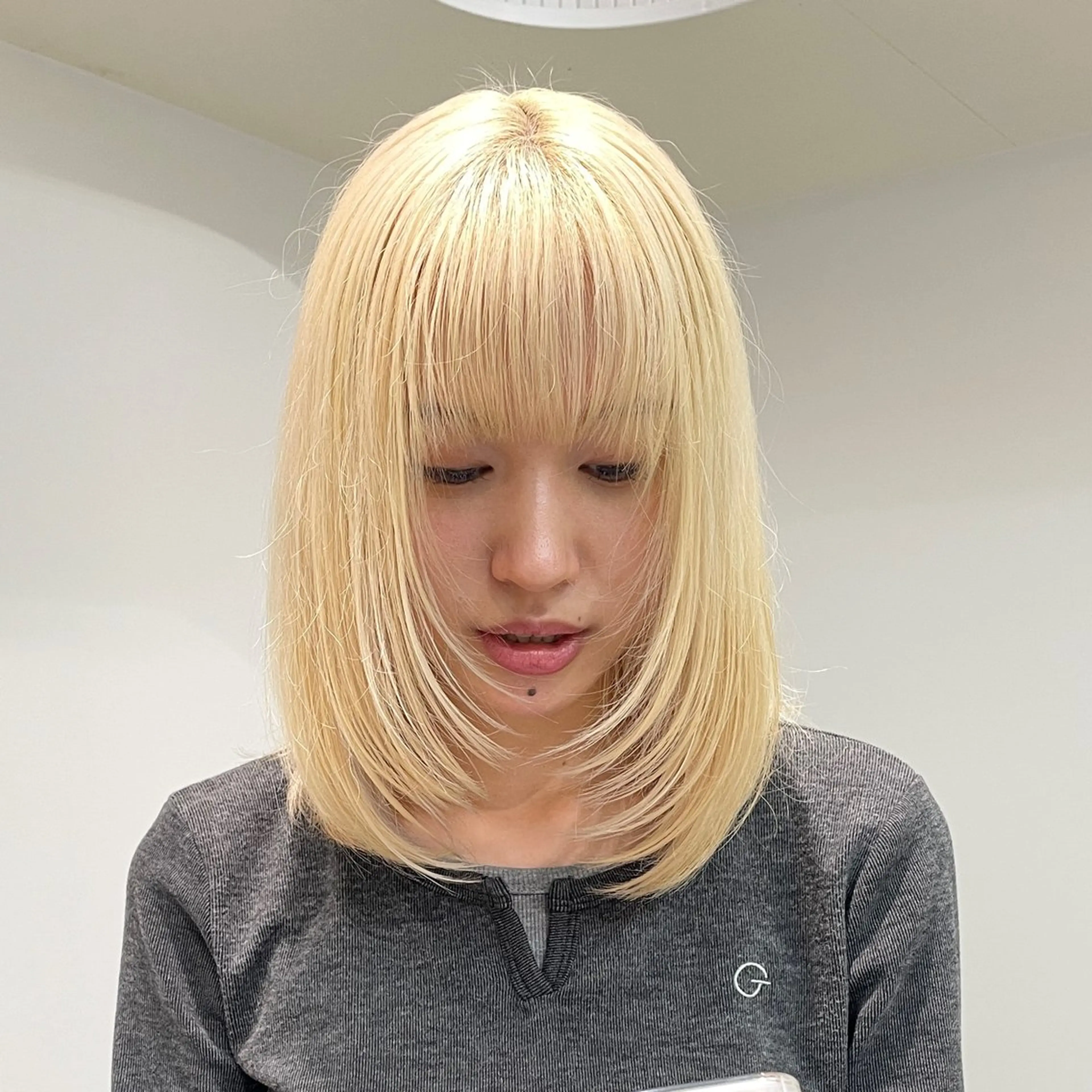 ミディアム カラー ブロンド ホワイトブロンド 顔まわりレイヤー レイヤーカット ヘアカラー トリートメント ヘアセット meme原宿所属・ブロンド・ハイトーン ／遠藤将太のヘアスタイル