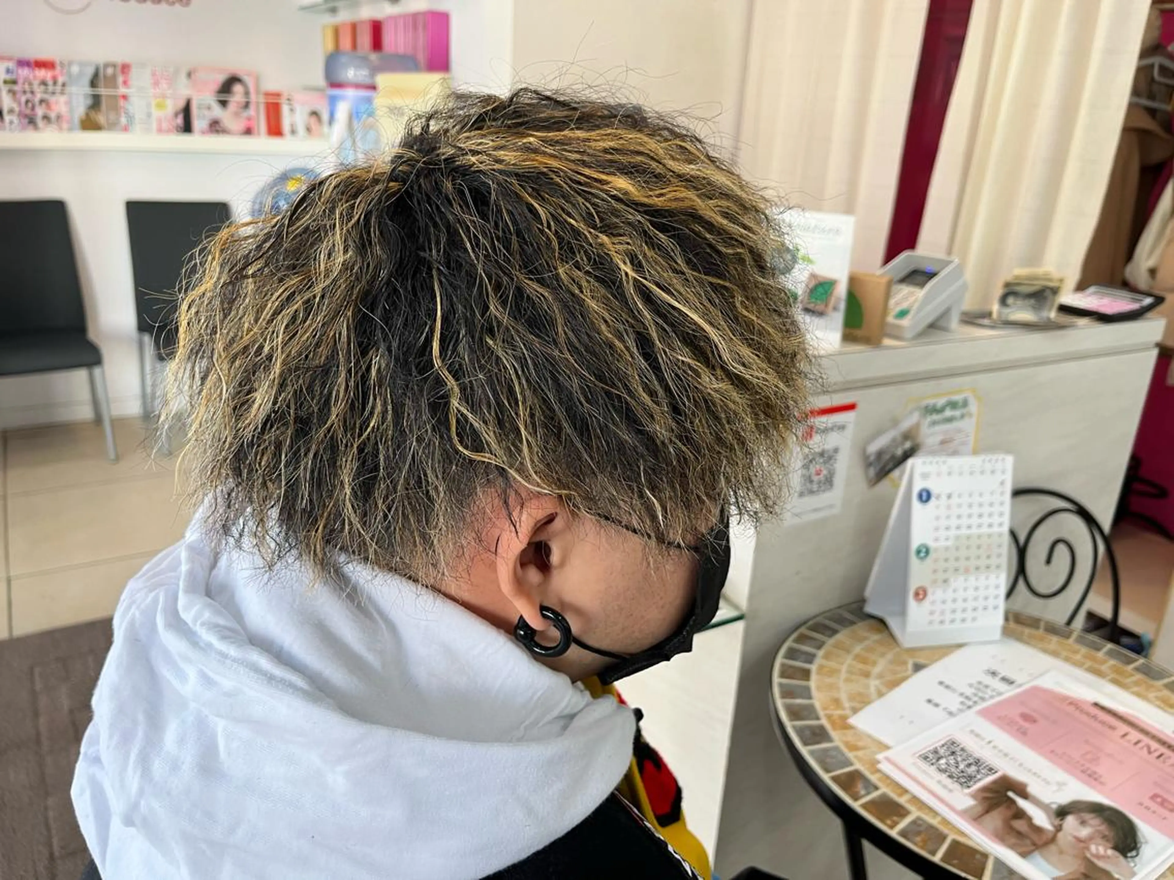 ミディアム カラー パーマ メンズ ミディアムパーマ メンズハイライト メンズパーマ ハイライトカラー ハイライト カット ヘアカラー パーマ 毛流れヘアの達人 店長　須田龍世のヘアスタイル