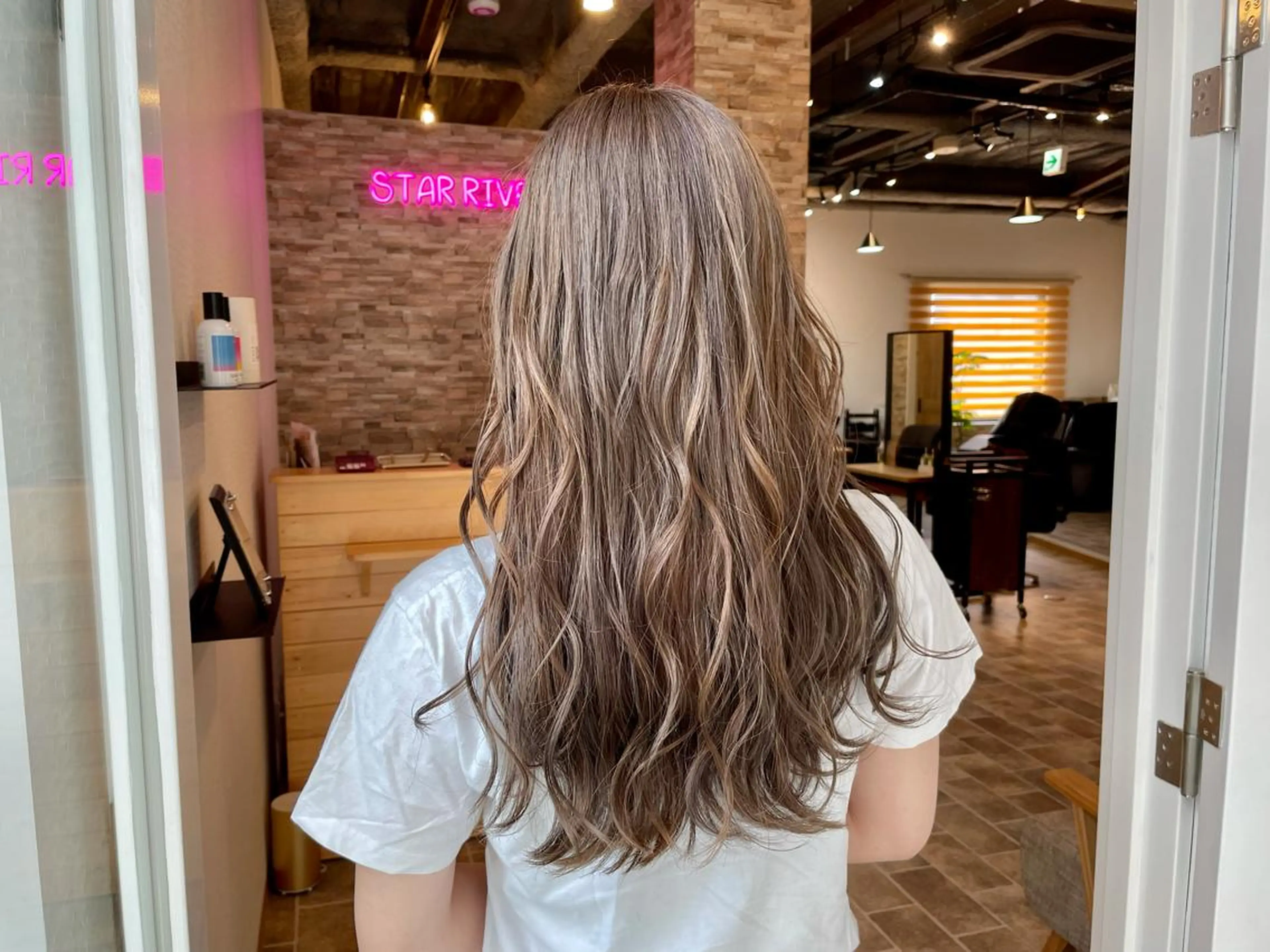 セミロング SALOWIN心斎橋Suite店所属・ブリーチ毛にもできる 縮毛矯正|鷹司郎のヘアスタイル