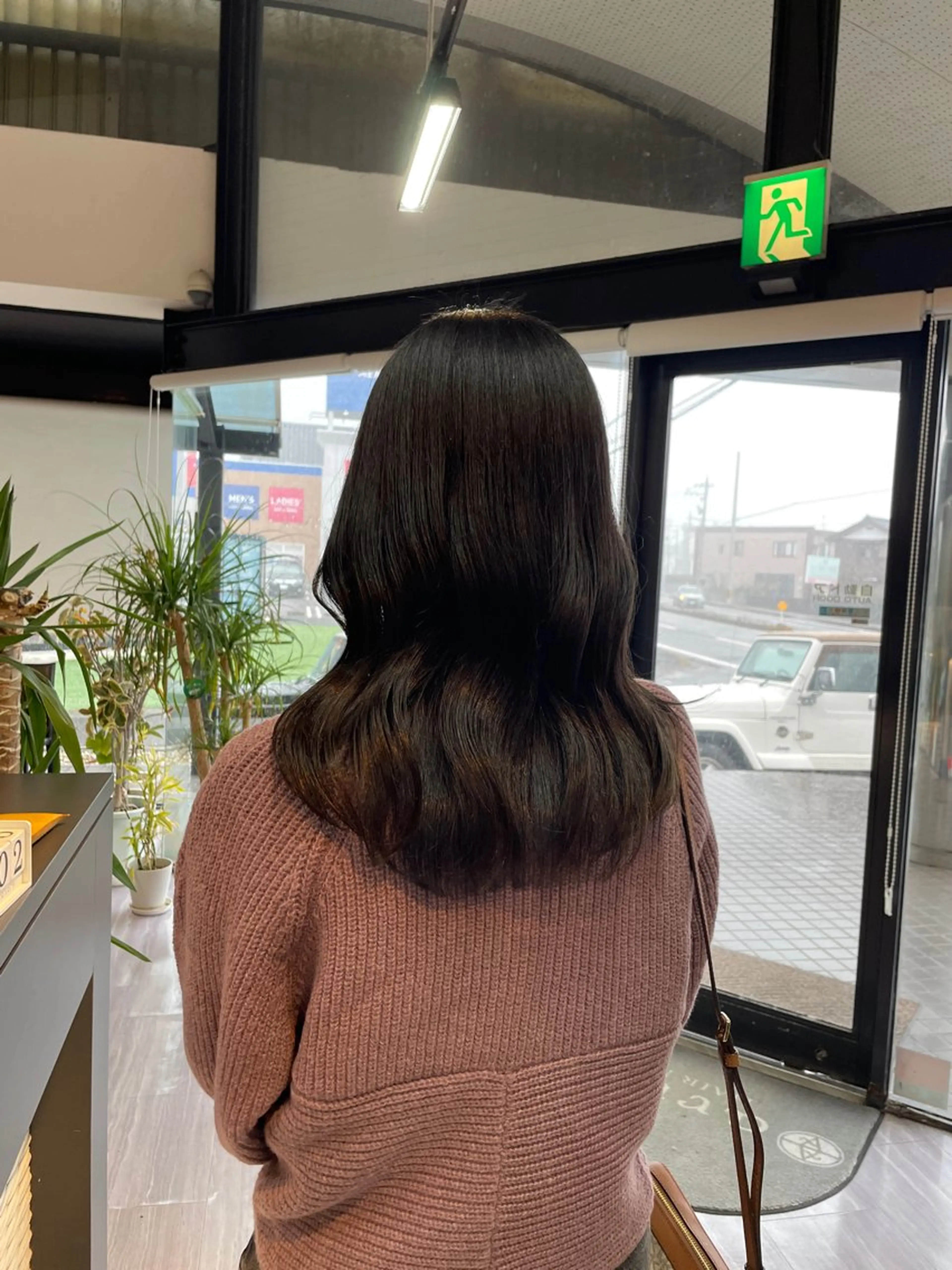 ミディアム カラー 黒髪 ブルーカラー ブルーブラック alu所属・マキノ キョウカのヘアスタイル