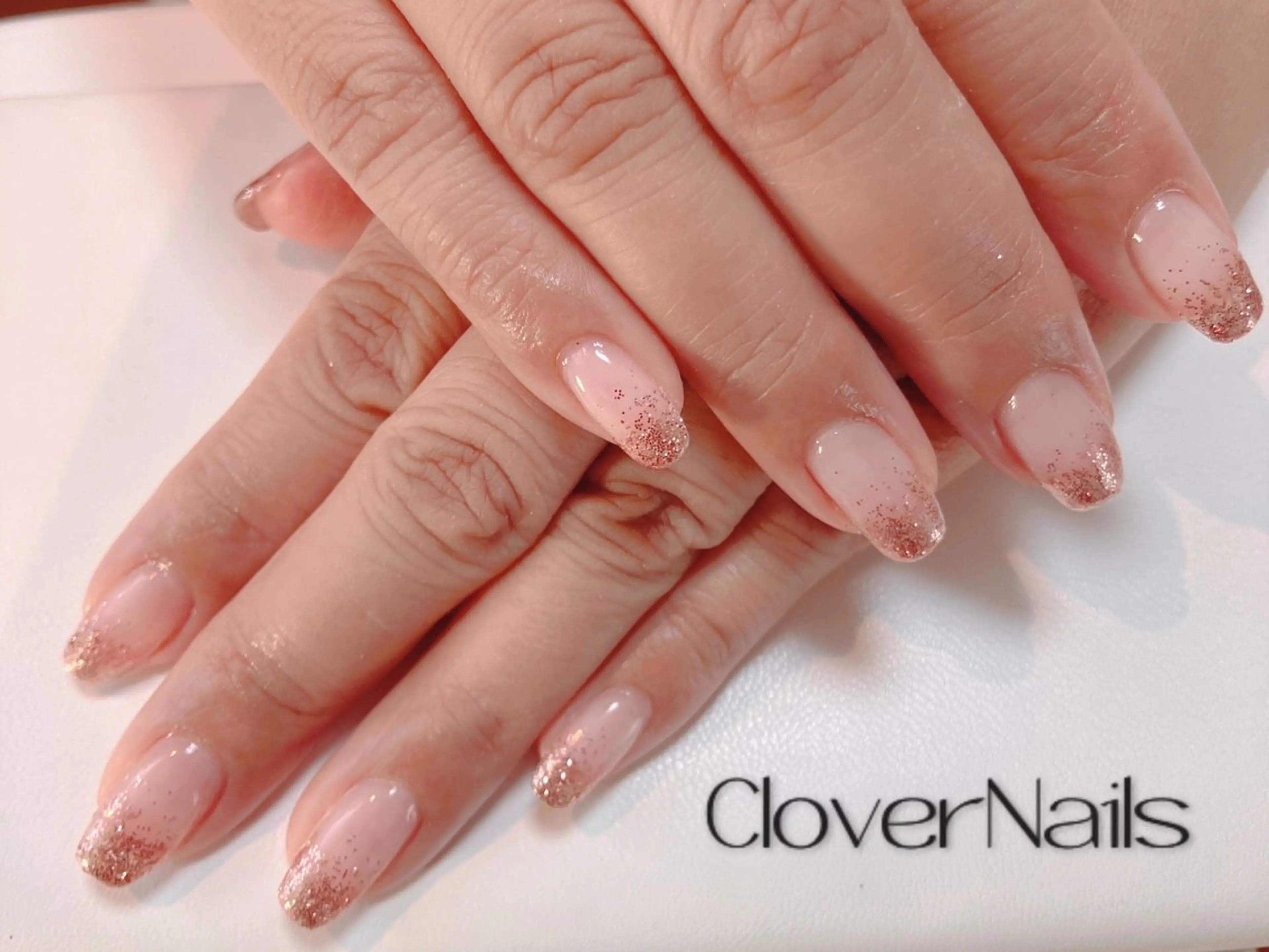 ネイル グラデーション ラメ(グリッター) ラメグラデーション ピンク ハンドネイル 自宅ネイルサロン クロバーネイルのネイルデザイン