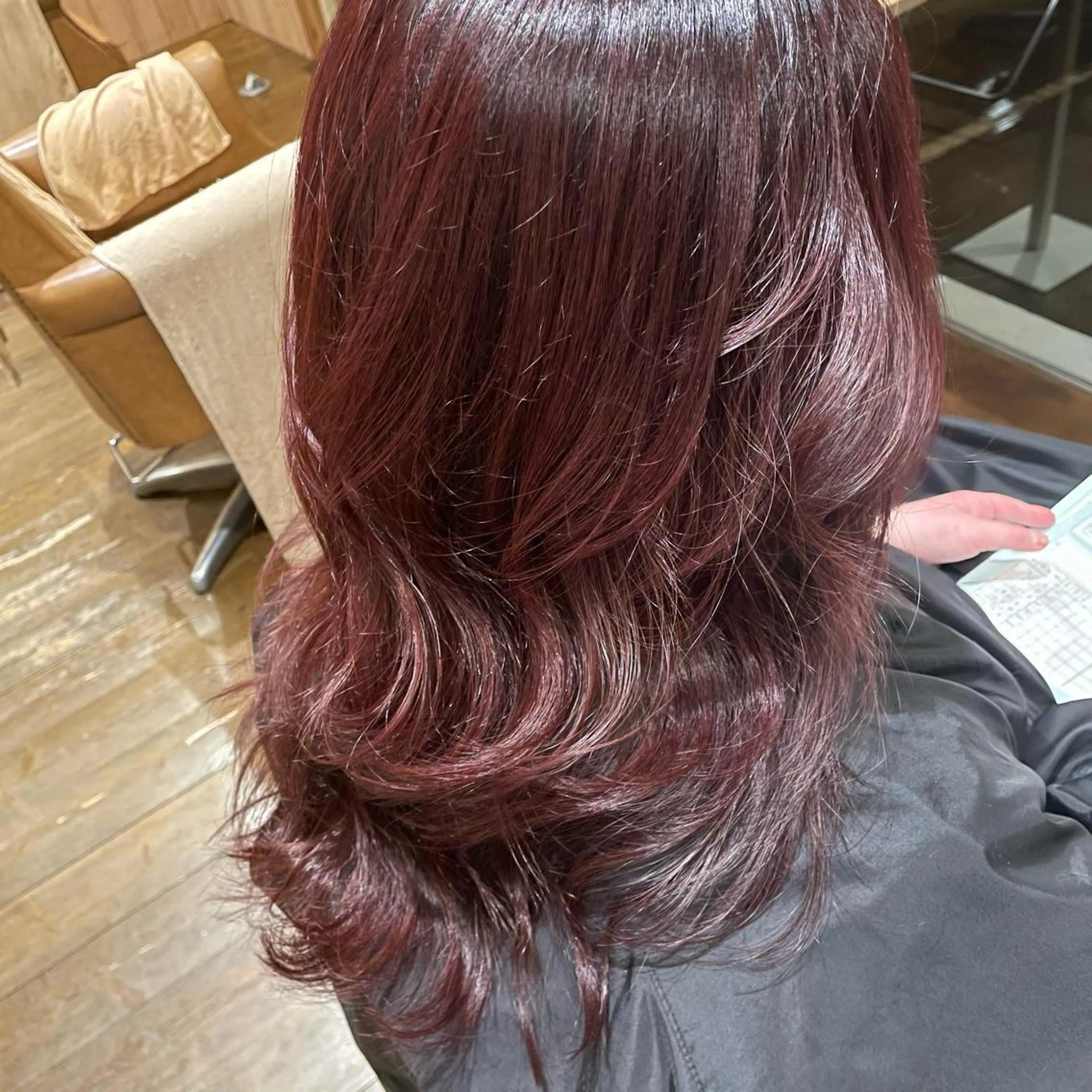 セミロング カラー レッドカラー AIRFLOW Another Lagoon所属・横野 朱音のヘアスタイル