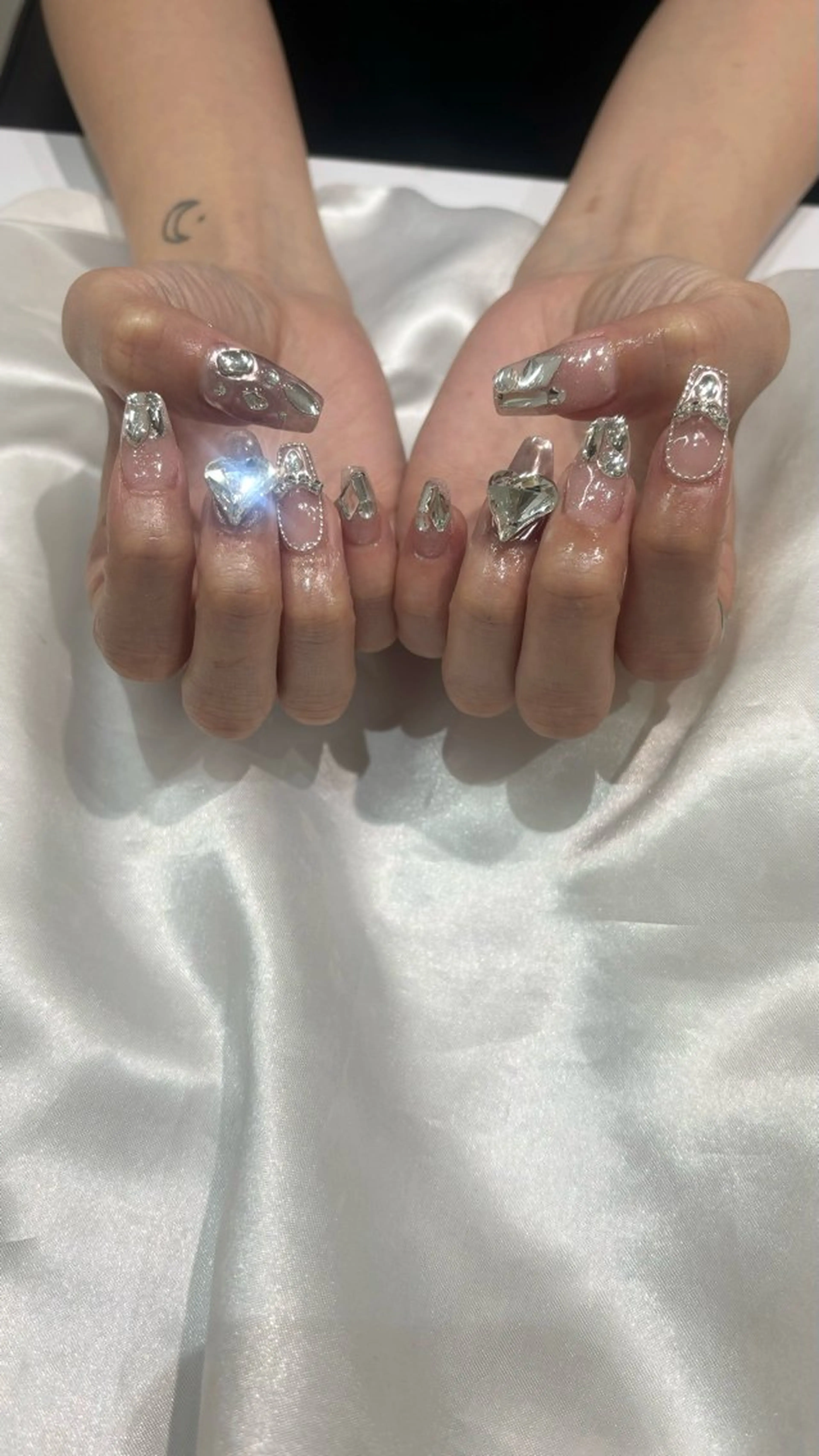 ネイル キラキラネイル ハンドネイル GO TODAY SHAiRE SALON 表参道colore店所属・emmi nailのネイルデザイン