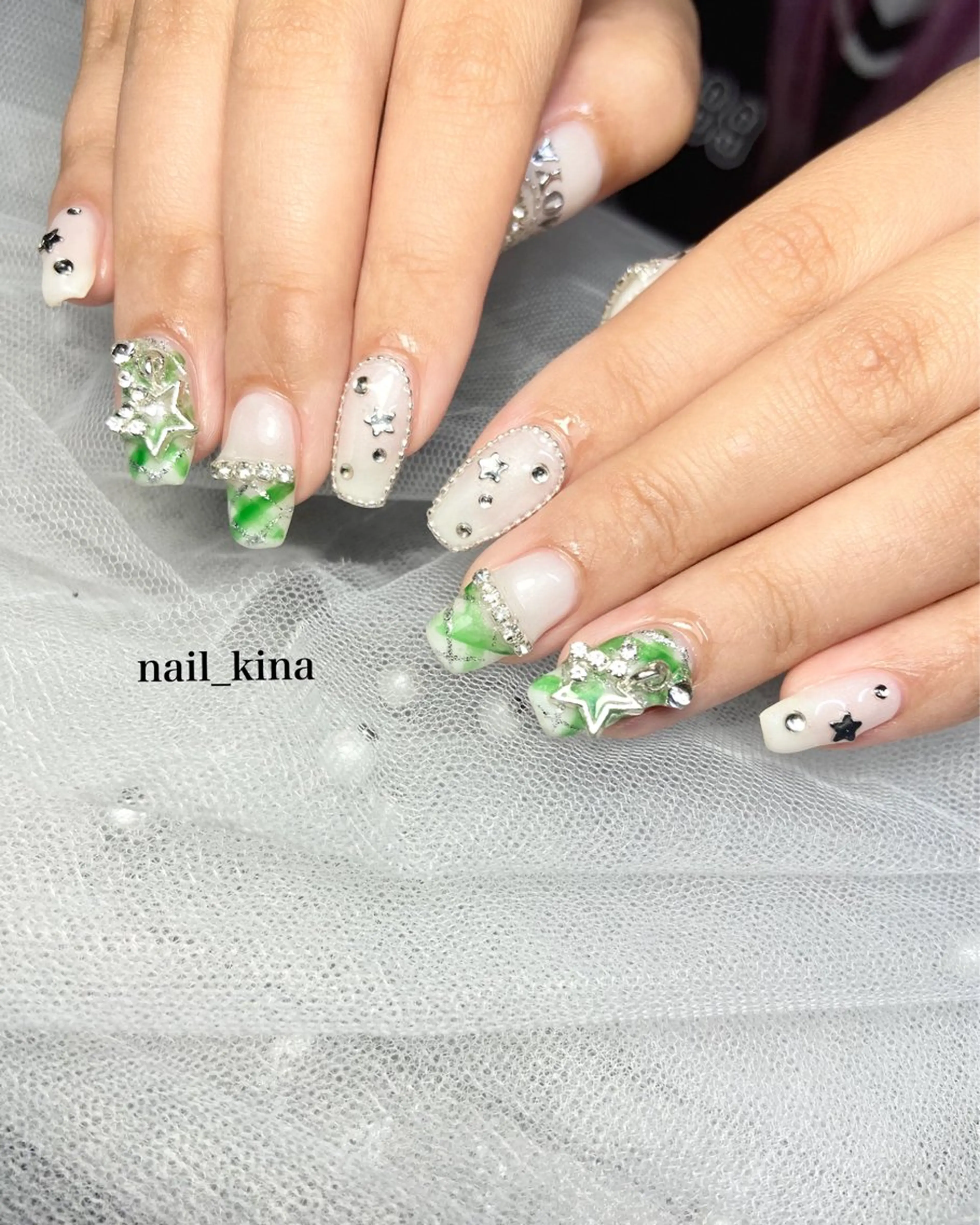 ネイル グリーン 冬ネイル クリスマス ハンドネイル nail_ kinaのネイルデザイン