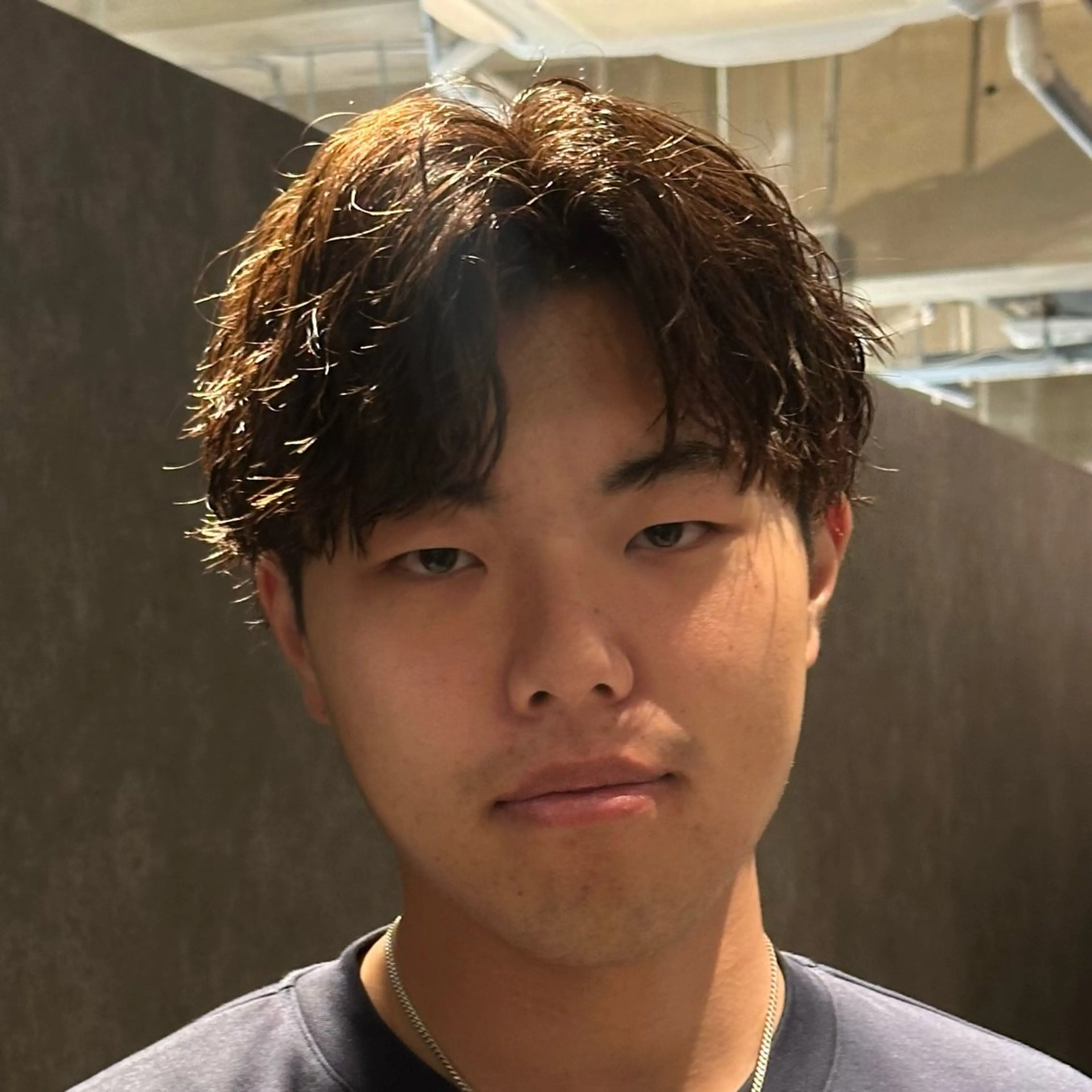 ミディアム パーマ メンズ ミディアムパーマ メンズブリーチ センターパート フェードカット フェザーパーマ 金山駅前メンズカット モデル募集 青島永透のヘアスタイル