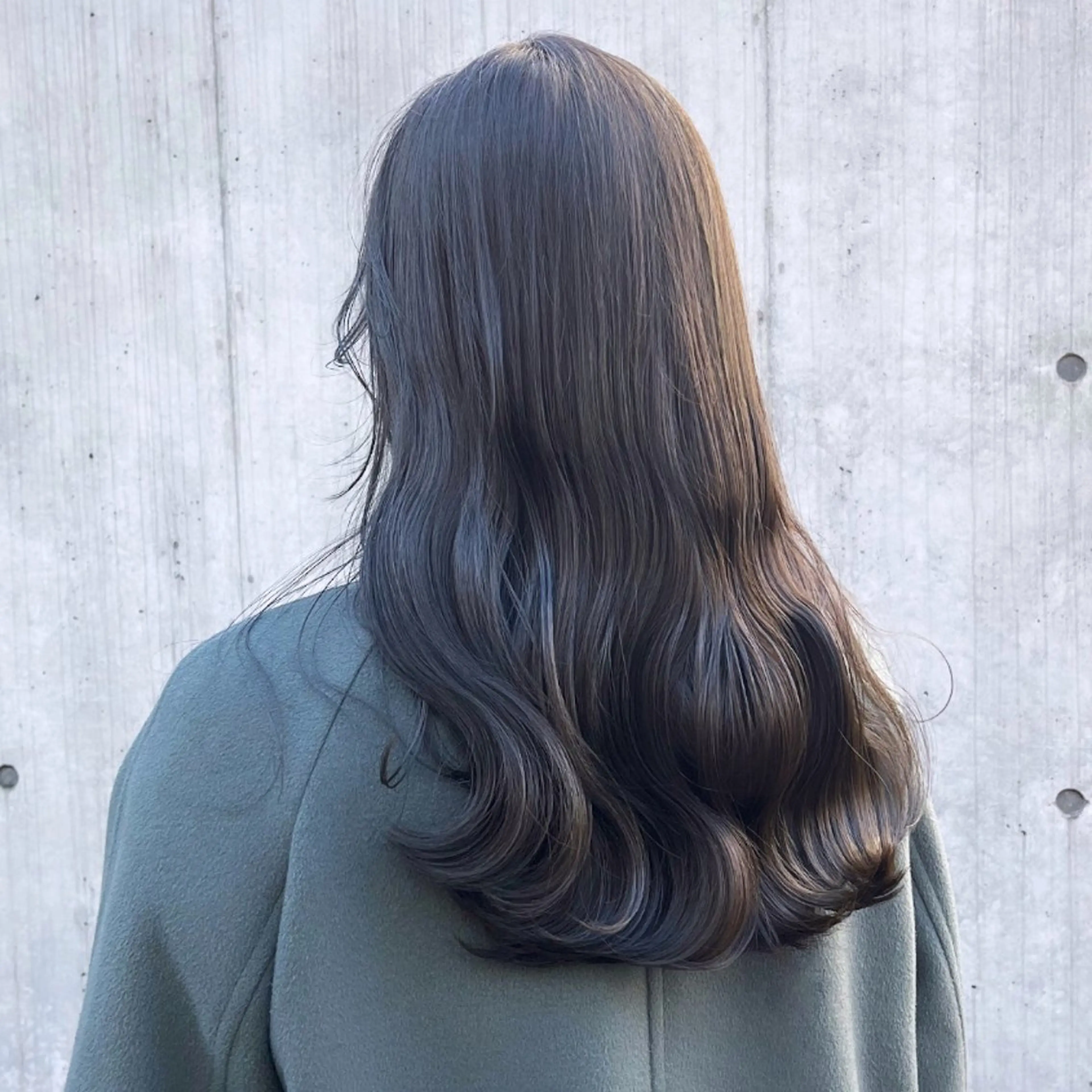 セミロング カラー ブラウンカラー 透明感カラー グレージュ カーキグレージュ オリーブブラウン カット ヘアカラー トリートメント ヘッドスパ ヘアセット カジュアルを女っぽく 𝗮𝘆𝗮𝗰𝗼のヘアスタイル
