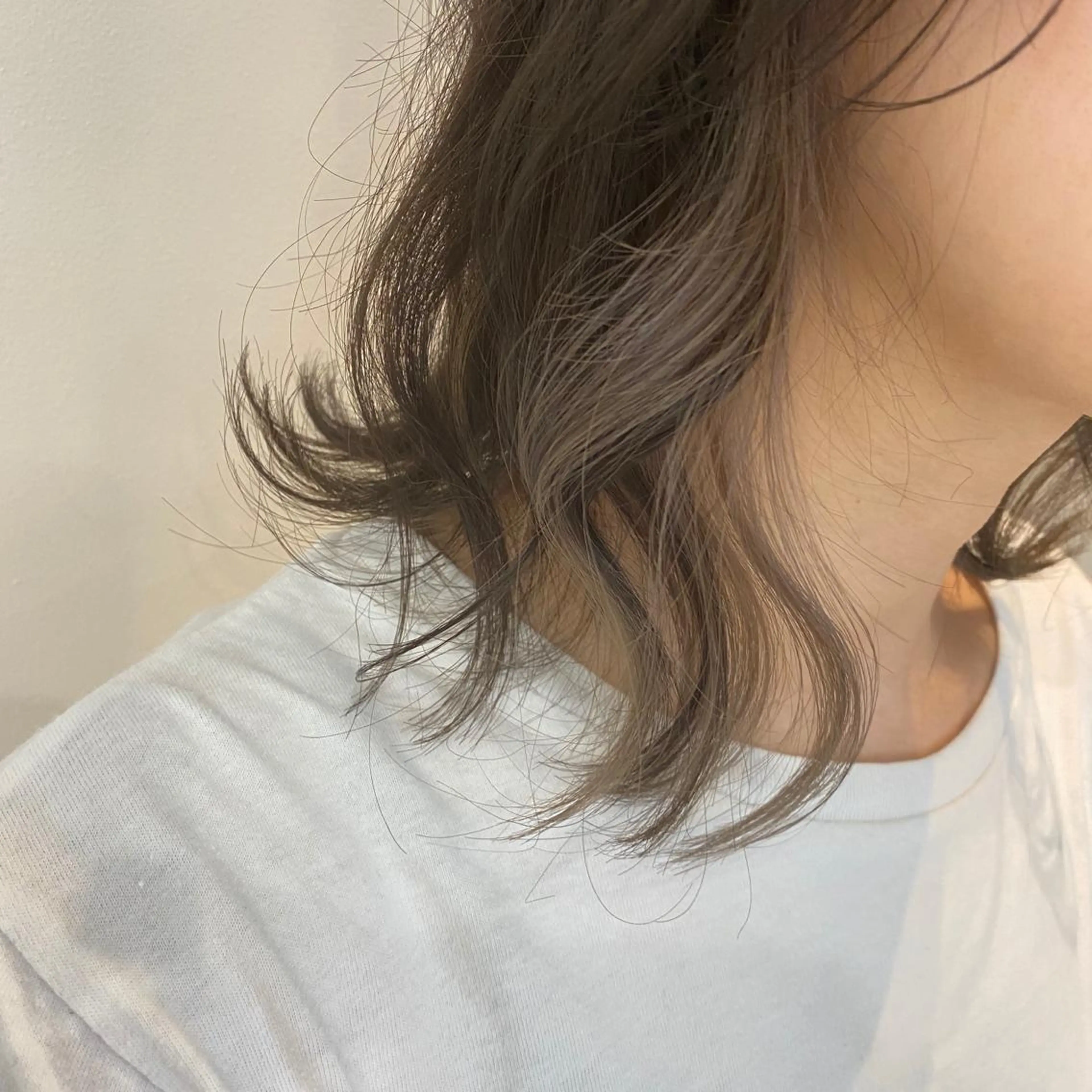 ミディアム カラー ベージュカラー インナーカラー 入江 志穂のヘアスタイル