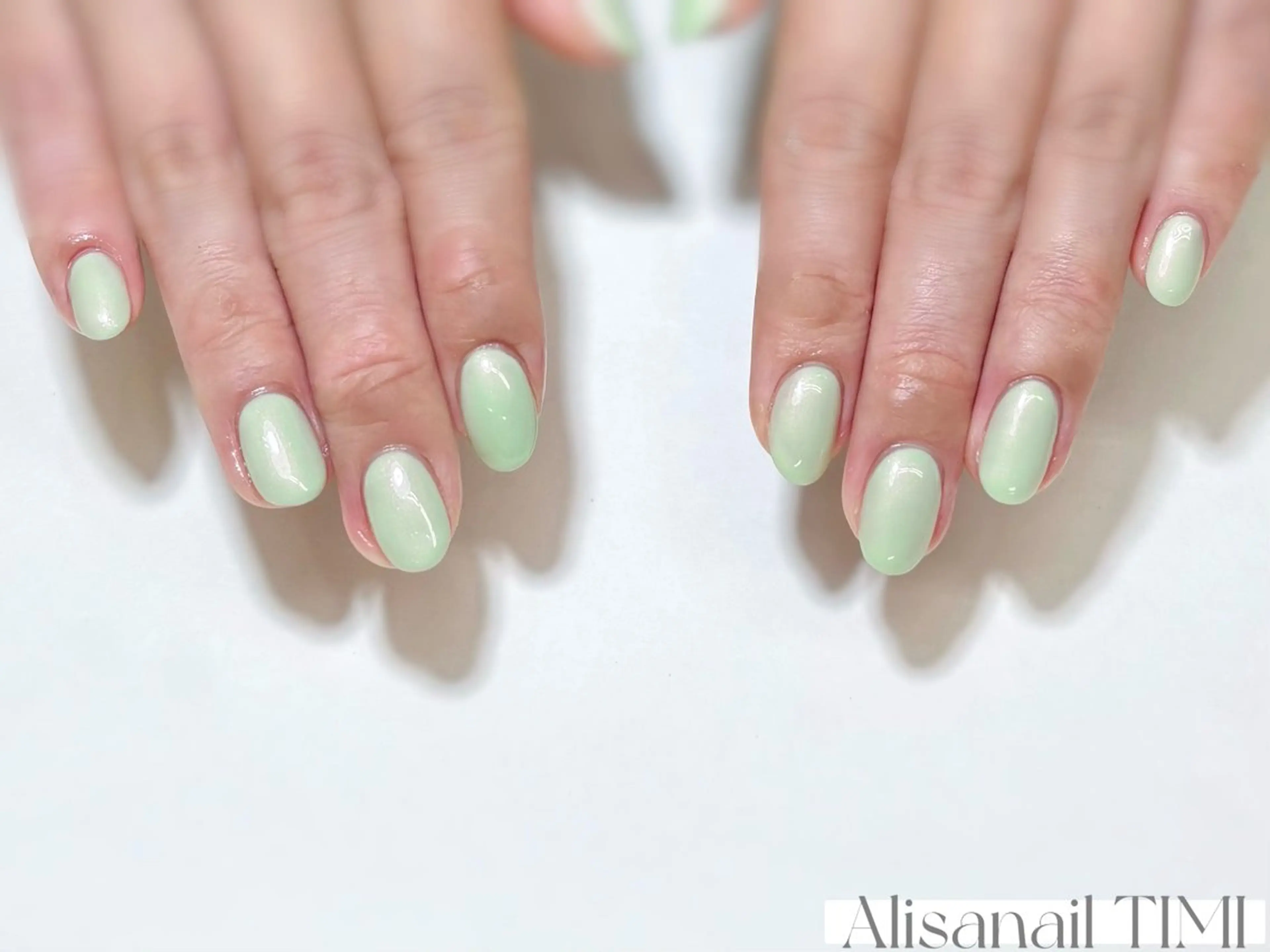ネイル グリーン ラメ(グリッター) ワンカラーネイル 夏ネイル ハンドネイル Alisa nail Timiのネイルデザイン