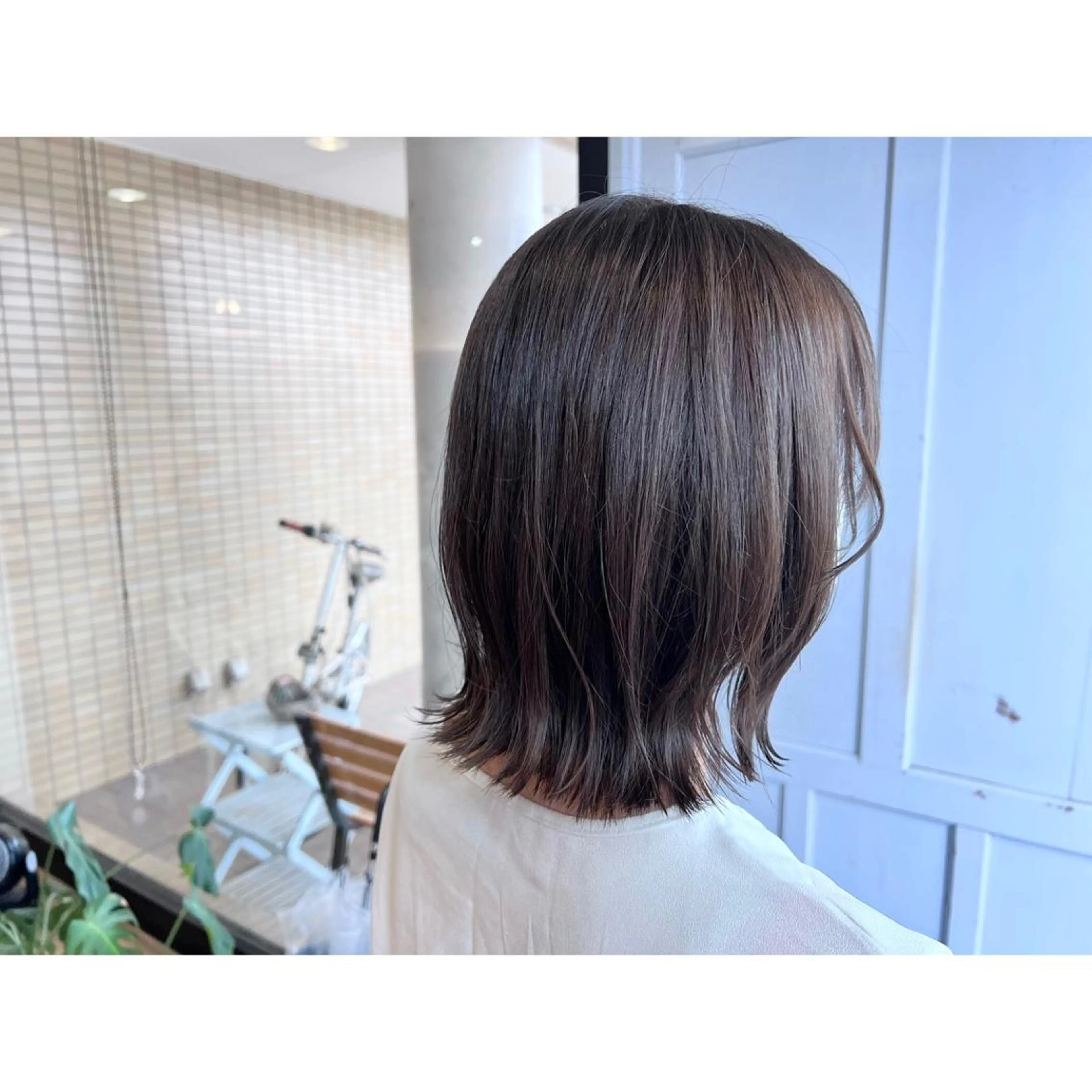 ミディアム カラー グレージュ カット ヘアカラー トリートメント ツキダテ ユイのヘアスタイル