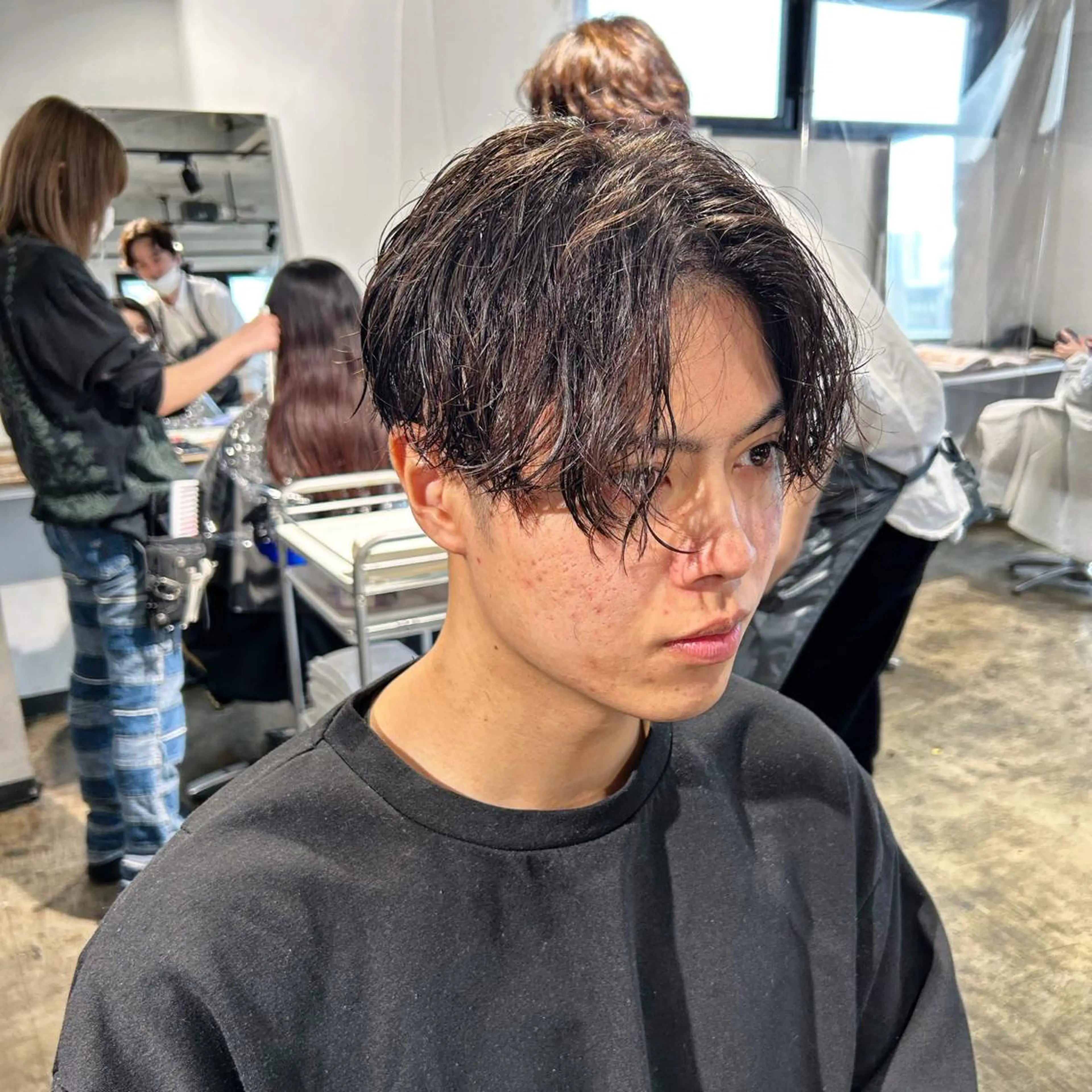 ショート パーマ メンズ センターパート カット パーマ フェザーパーマ癖毛 曲がる縮毛矯正森岡のヘアスタイル