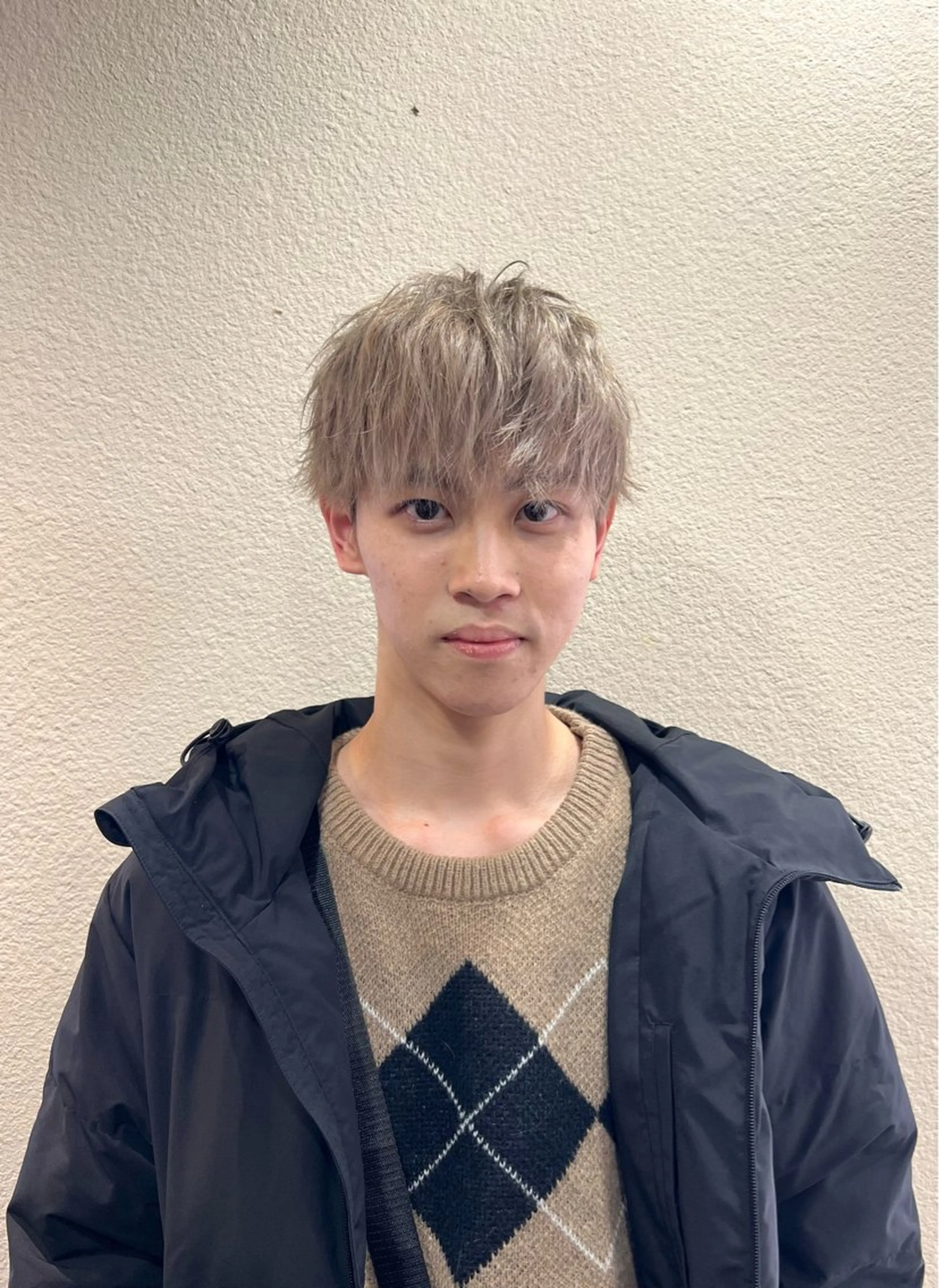ショート カラー メンズ メンズブリーチ メンズハイトーン ベージュカラー ブリーチ ハイトーンカラー ツイストスパイラル/ メンズパーマ/ハルキのヘアスタイル