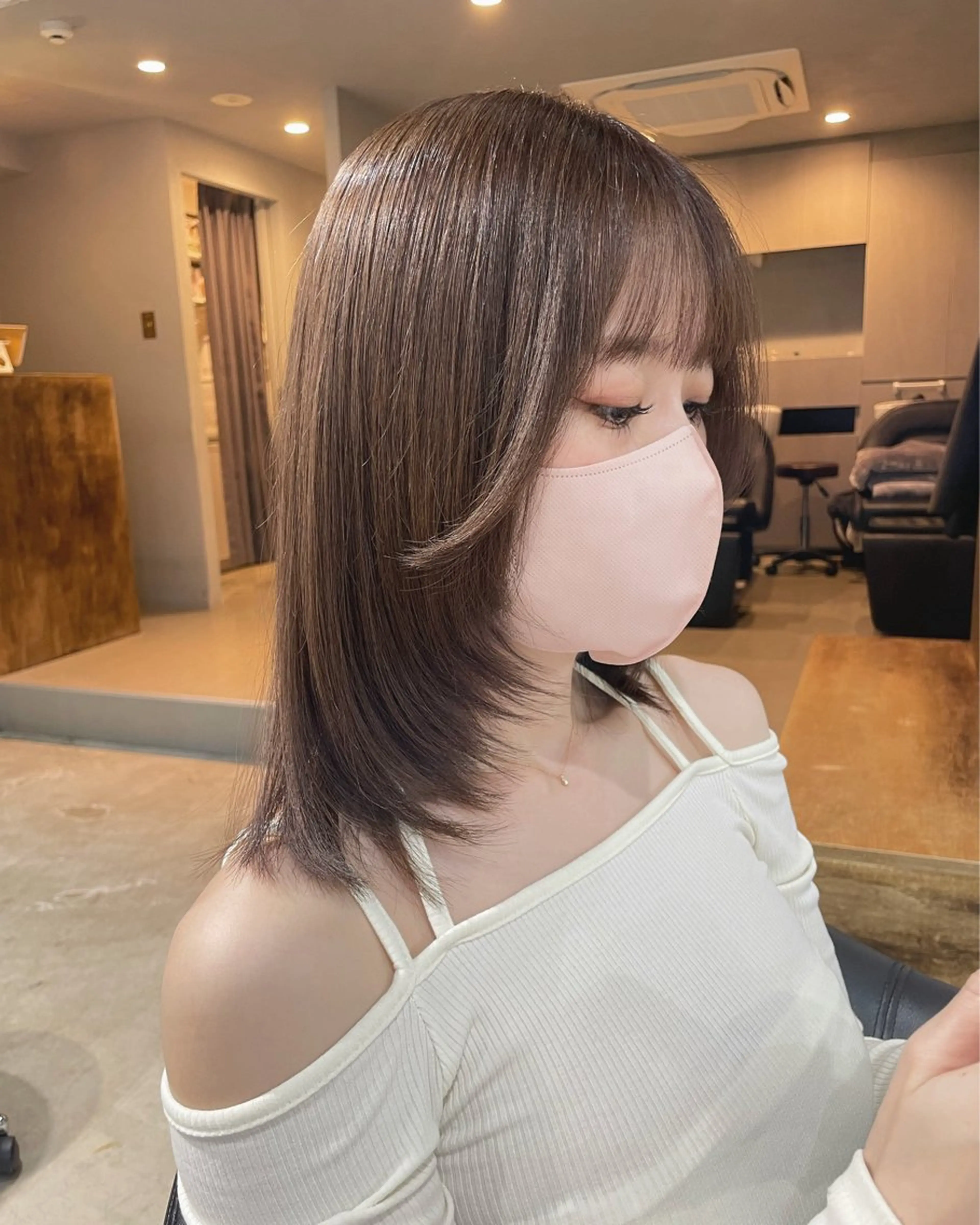 ミディアム カラー ベージュカラー ブリーチ ダブルカラー ブリーチなしカラー 顔まわりレイヤー カット ヘアカラー トリートメント 【arc】Ruri コテ巻き風パーマのヘアスタイル
