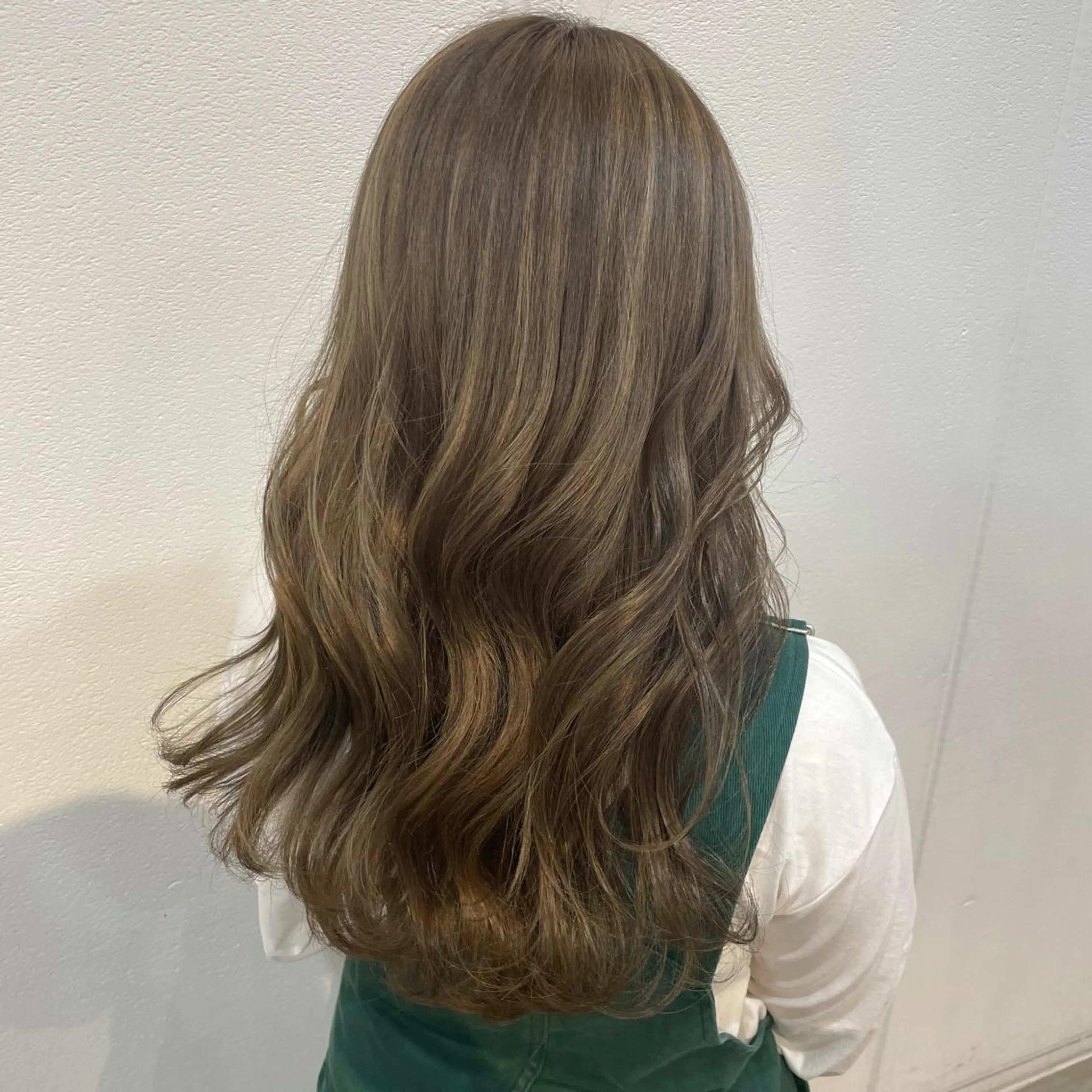 ロング カラー ブリーチ グレージュ ハイライトカラー ミルクティーグレージュ ハイライト Lolonois梅田 /Okazaki:)のヘアスタイル