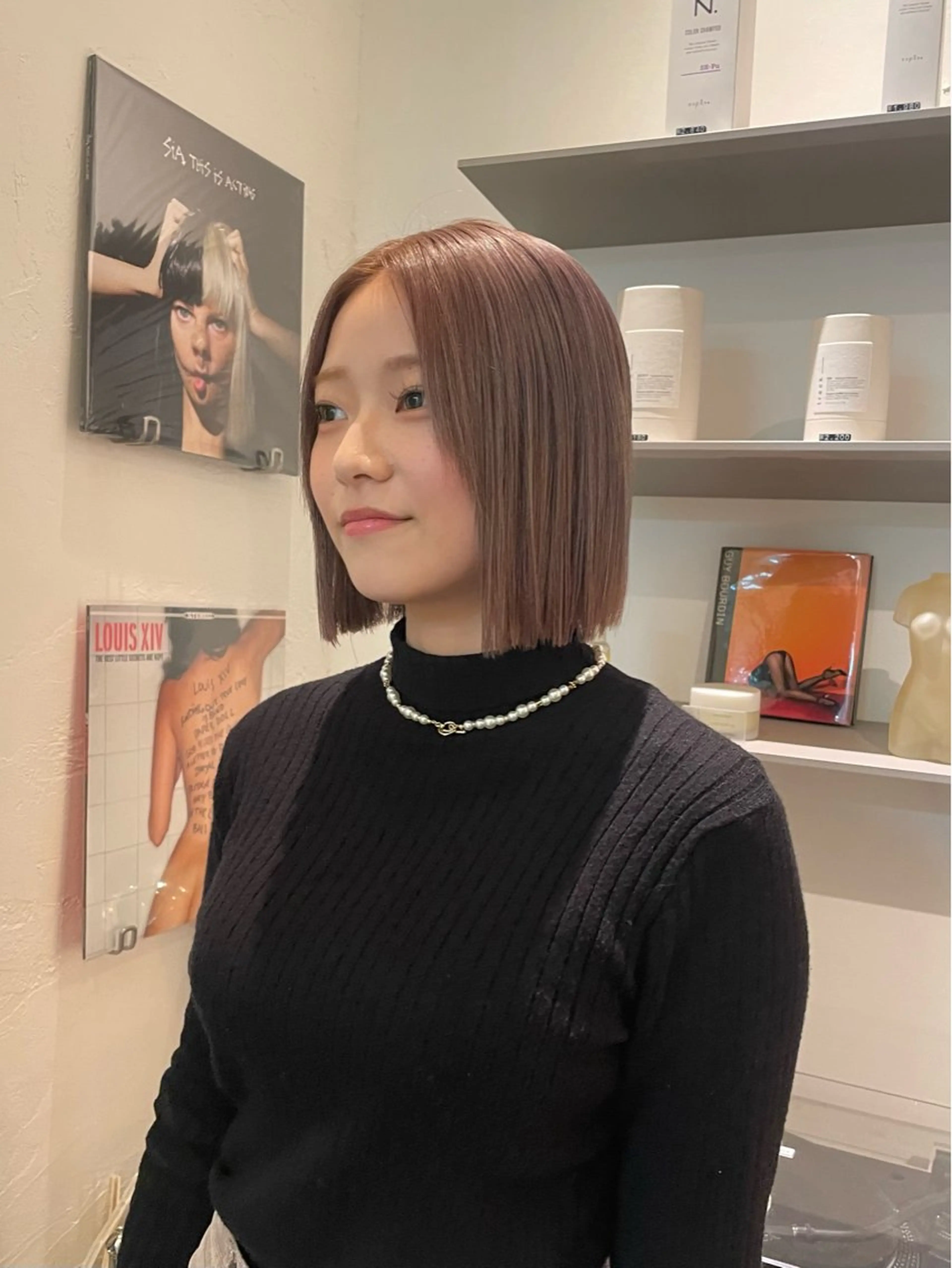 ミディアム カラー ベージュカラー HITOMI ショートカットのヘアスタイル