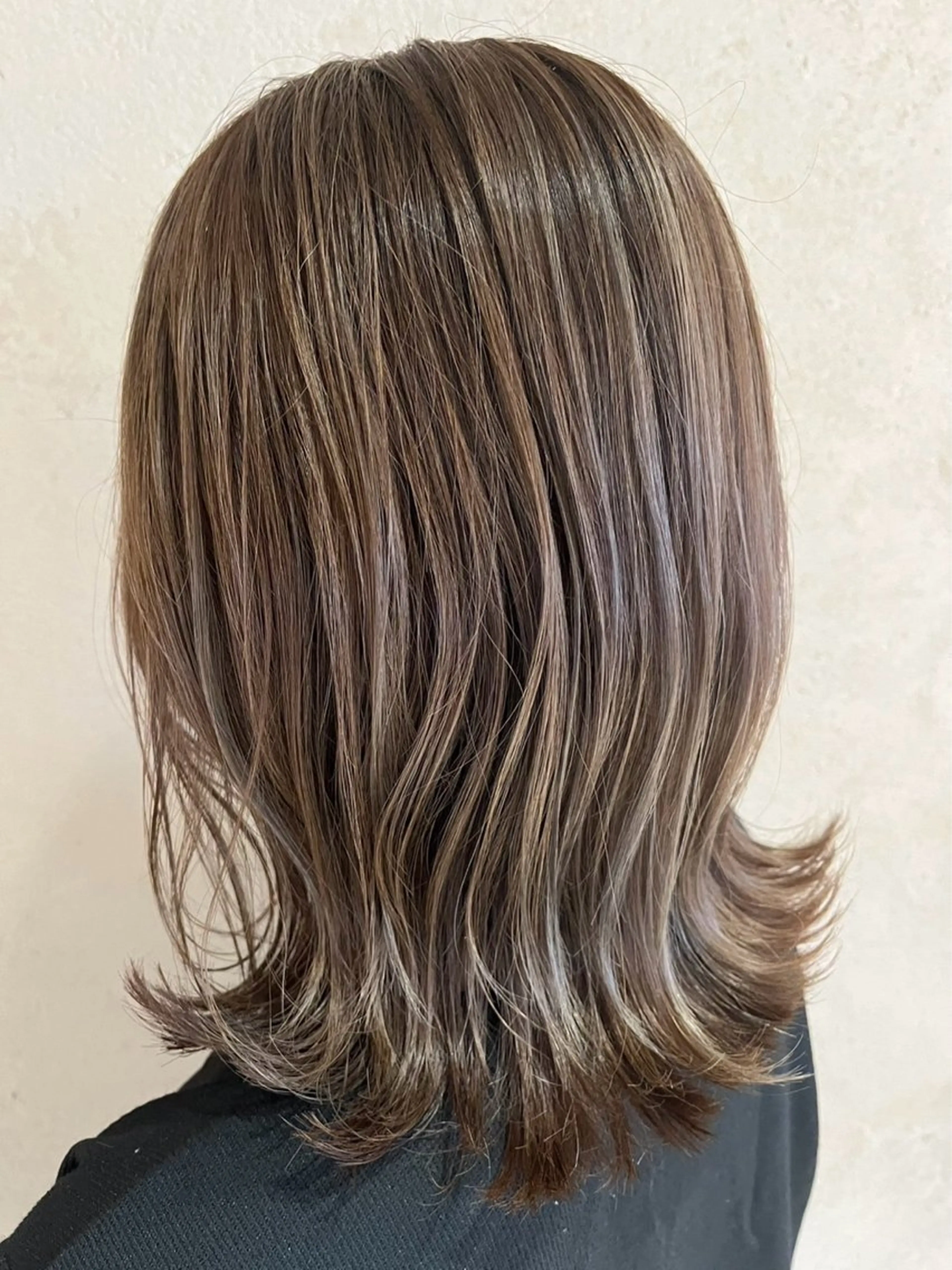 ミディアム カラー ヘアアレンジ ハイライトカラー ハイライト 飯島 美海のヘアスタイル