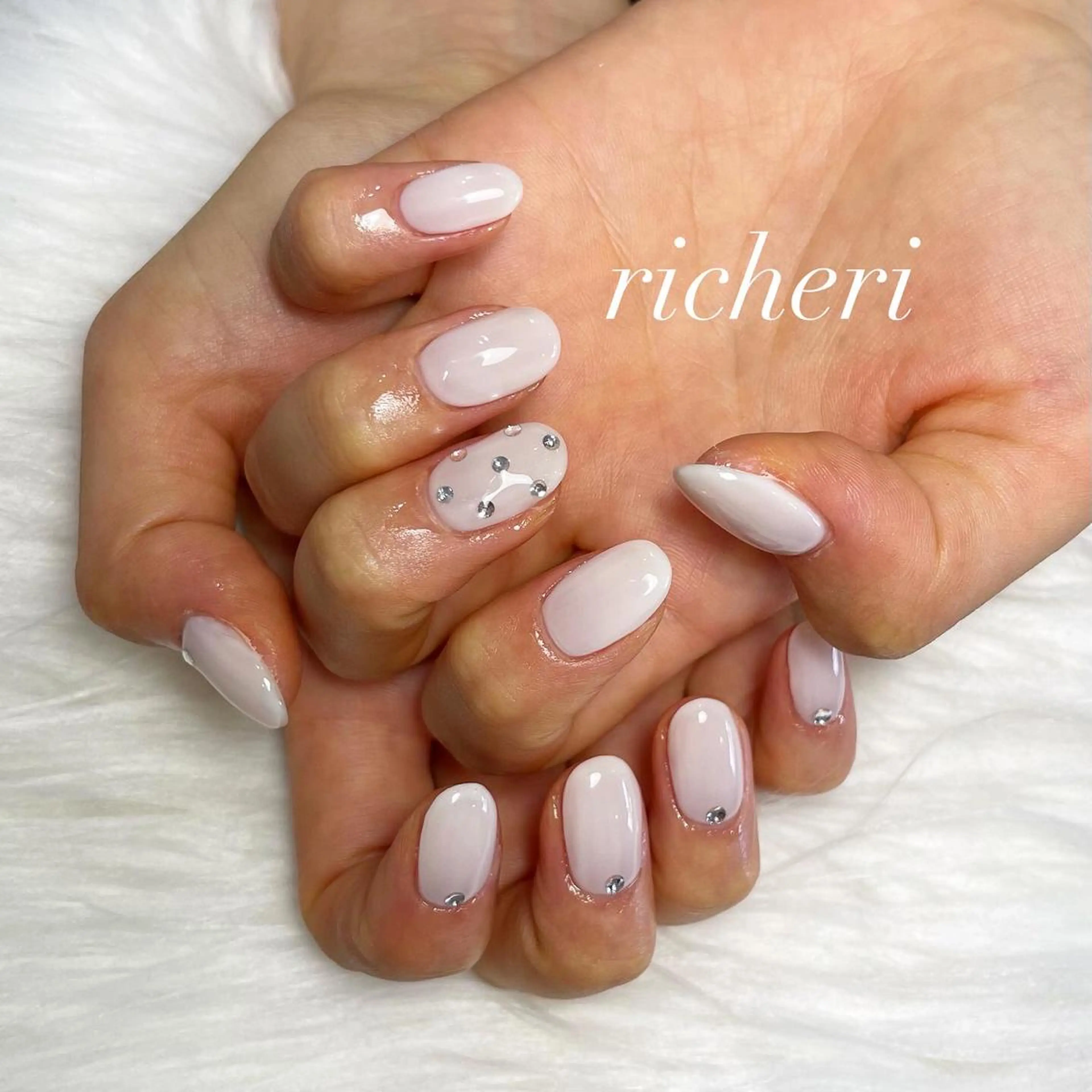 ミディアム ネイル 韓国風ヘア アートネイル フレンチネイル ジェルネイル ガラスフレンチ richeri beautyのエステ・リラクイメージ