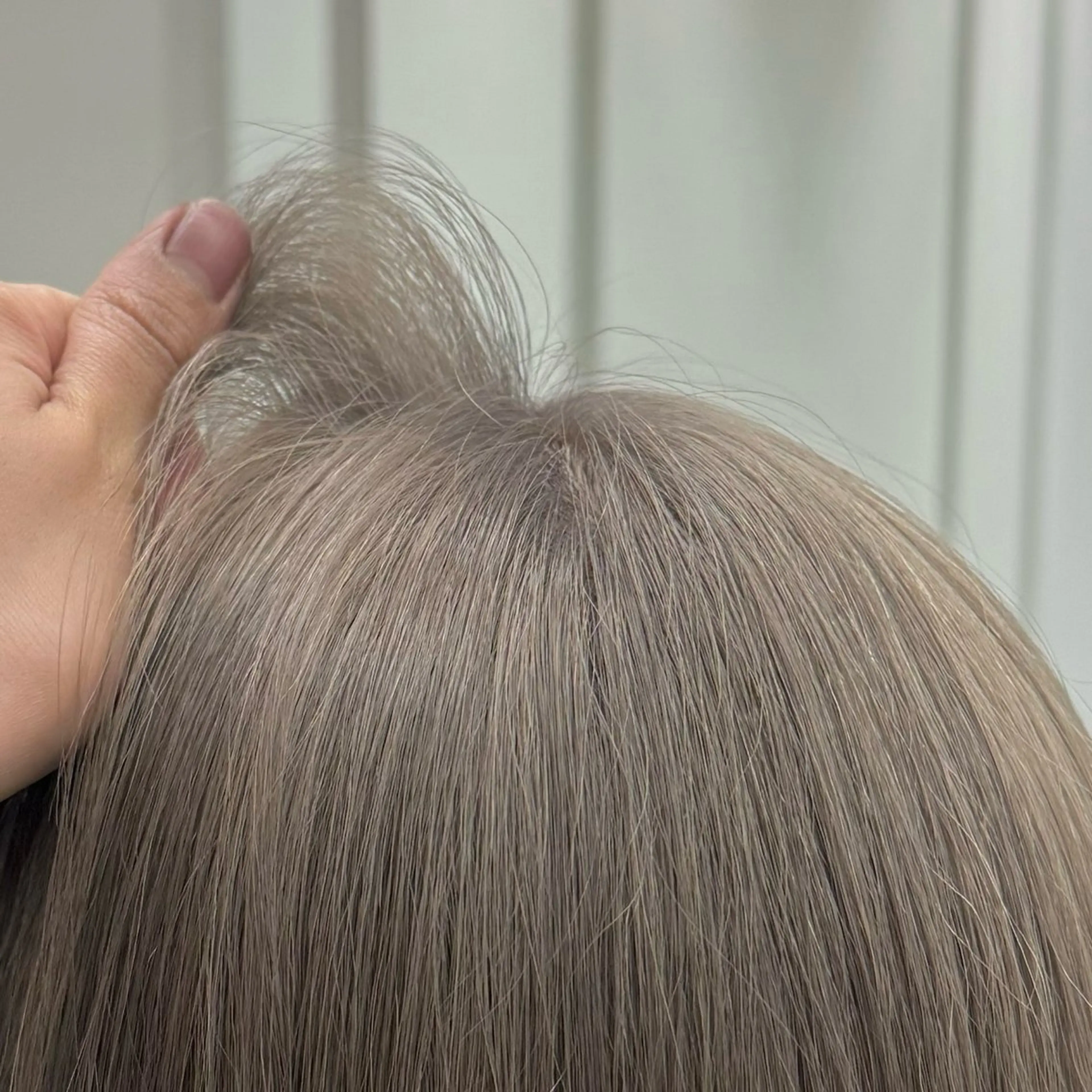 ロング カラー ブリーチ グレージュ ひなた あゆみのヘアスタイル