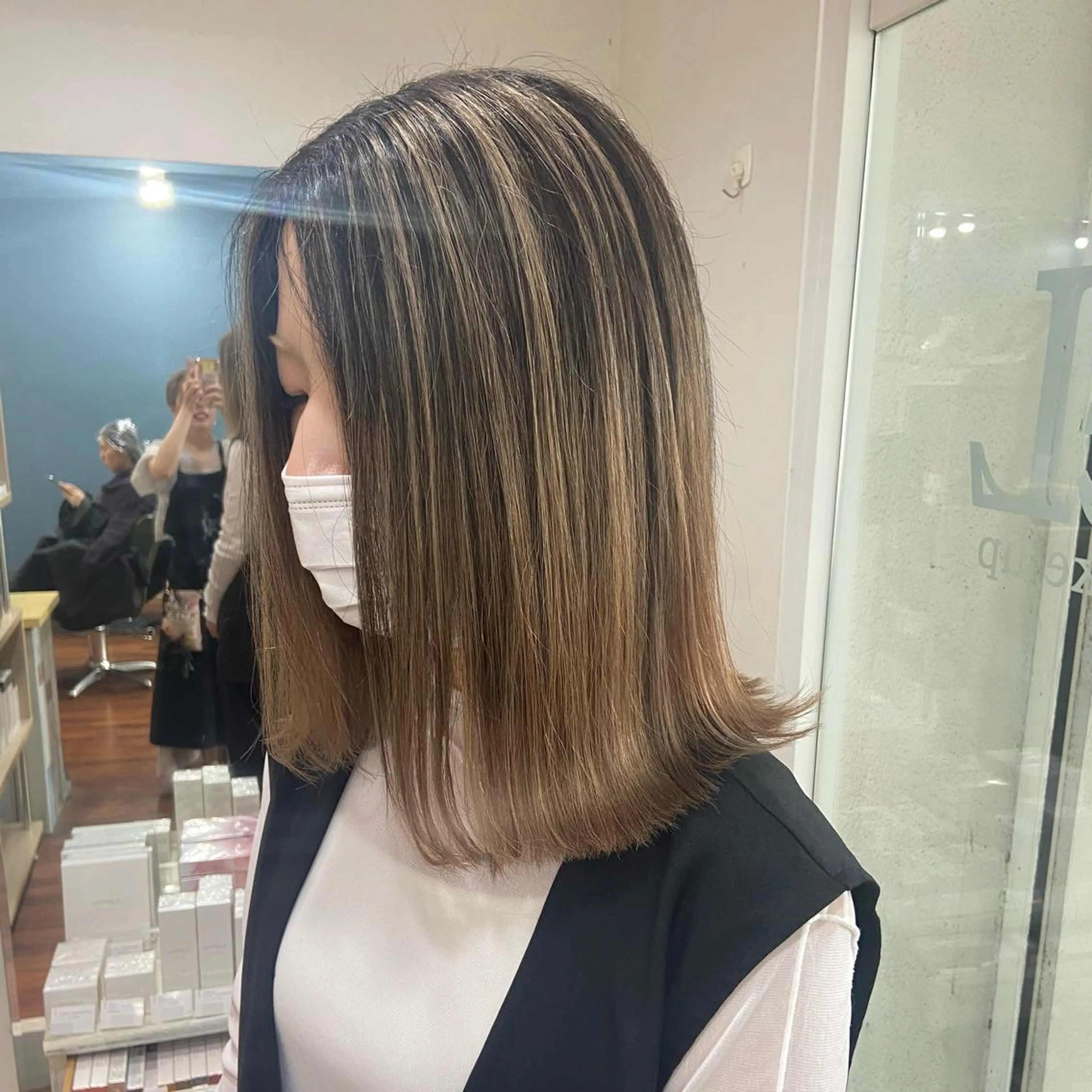 セミロング カラー バレイヤージュ レイヤーカット ヘアカラー トリートメント 伏見稲荷/髪質改善/ ブリーチ/西川奈穂のヘアスタイル