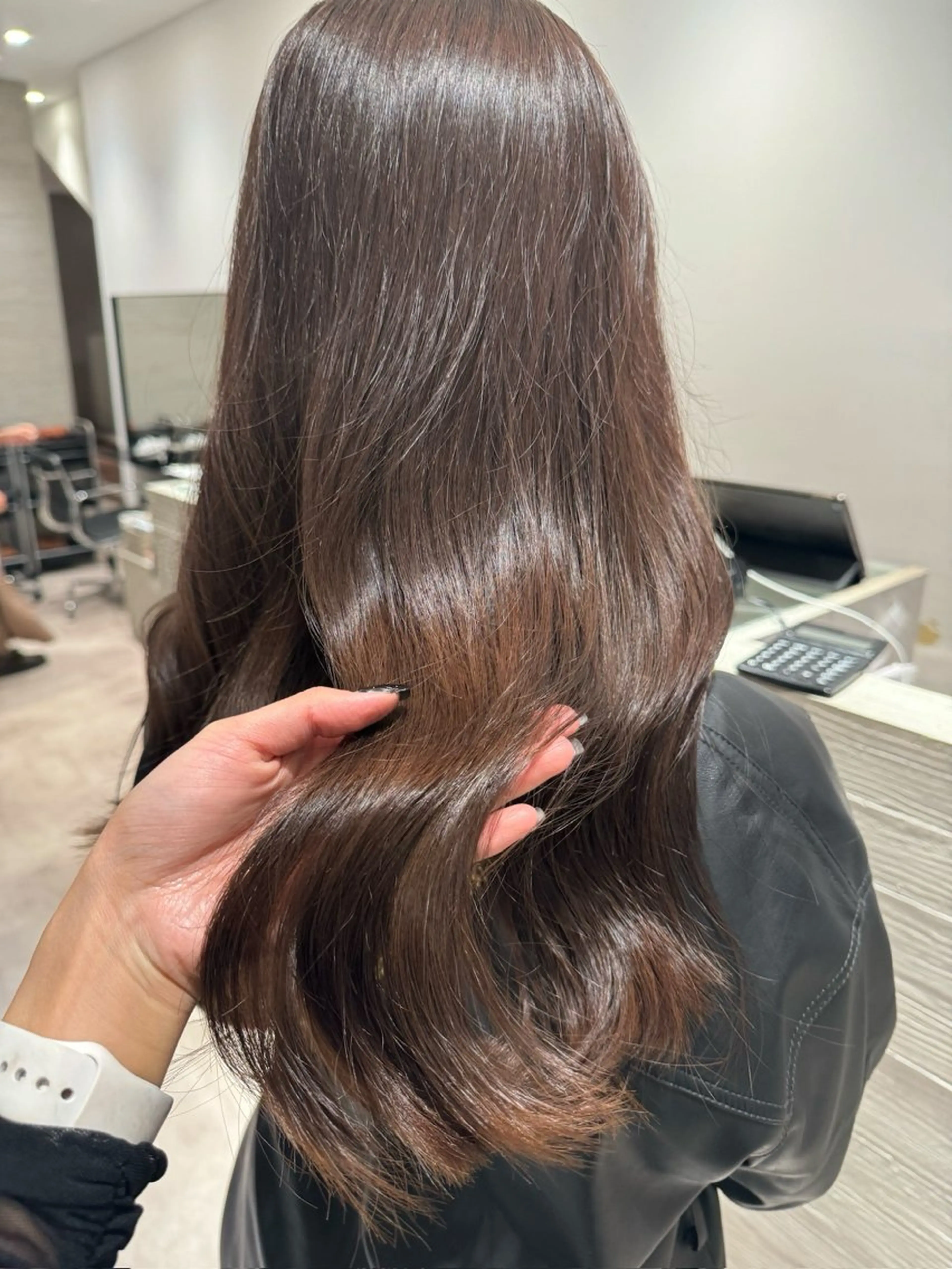 ロング カラー グレージュ ロング サキ🤍ハイトーン 🩰くびれ巻きヘアのヘアスタイル