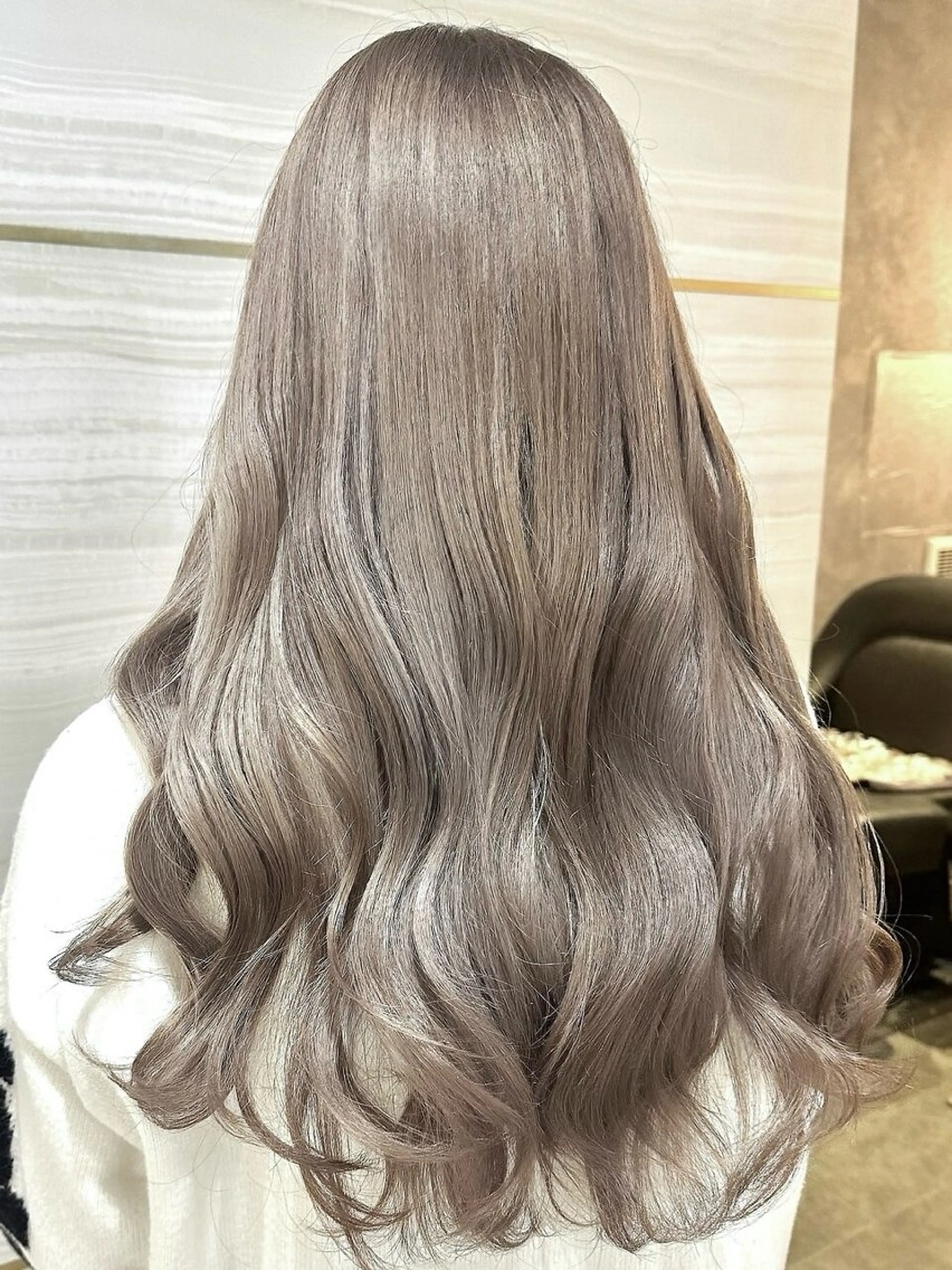 ロング カラー ブリーチ グレージュ ミルクティーグレージュ 似合わせカット 🐈‍⬛momo🐾 lovisのヘアスタイル