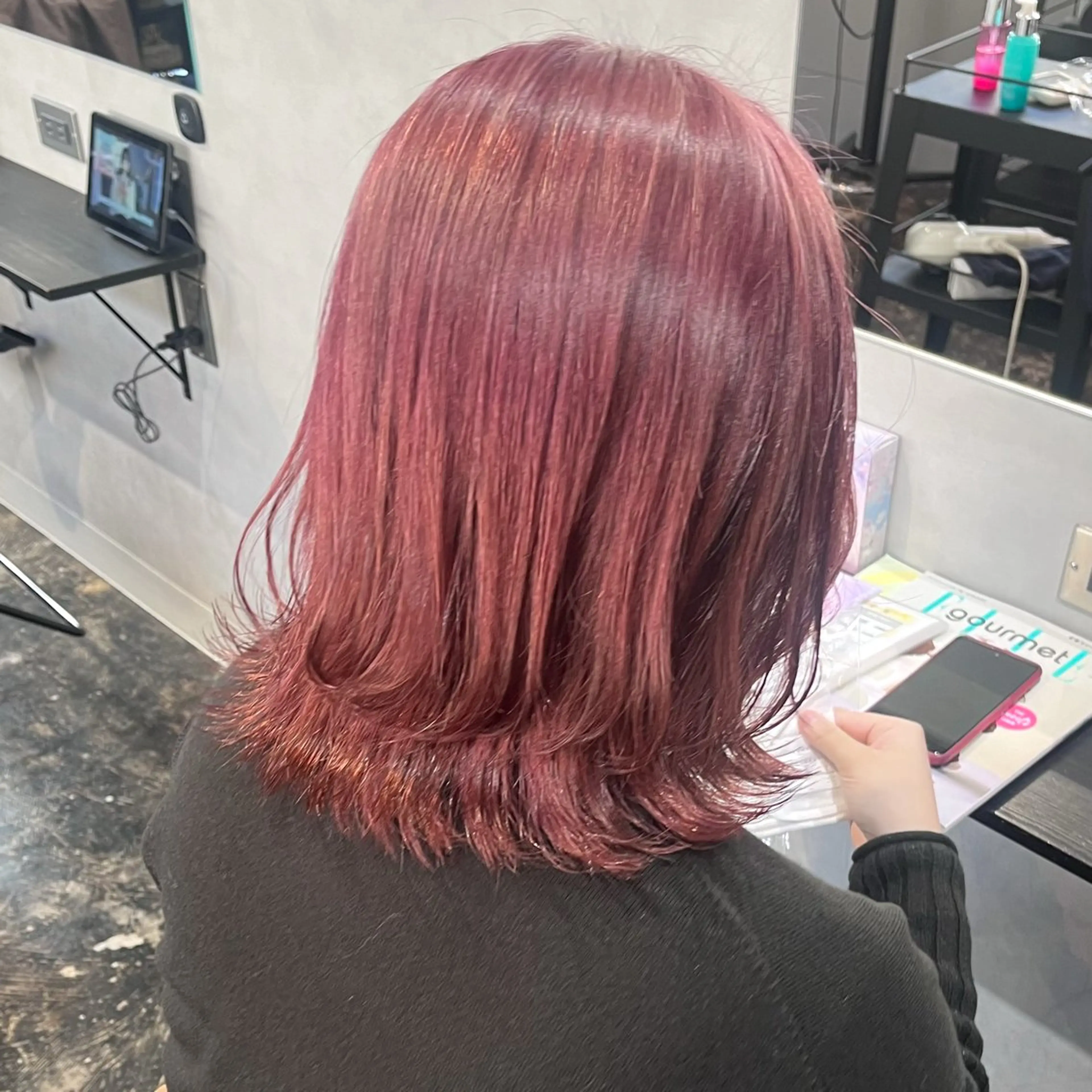ミディアム カラー カット ヘアカラー トリートメント 伊藤 玲衣のヘアスタイル