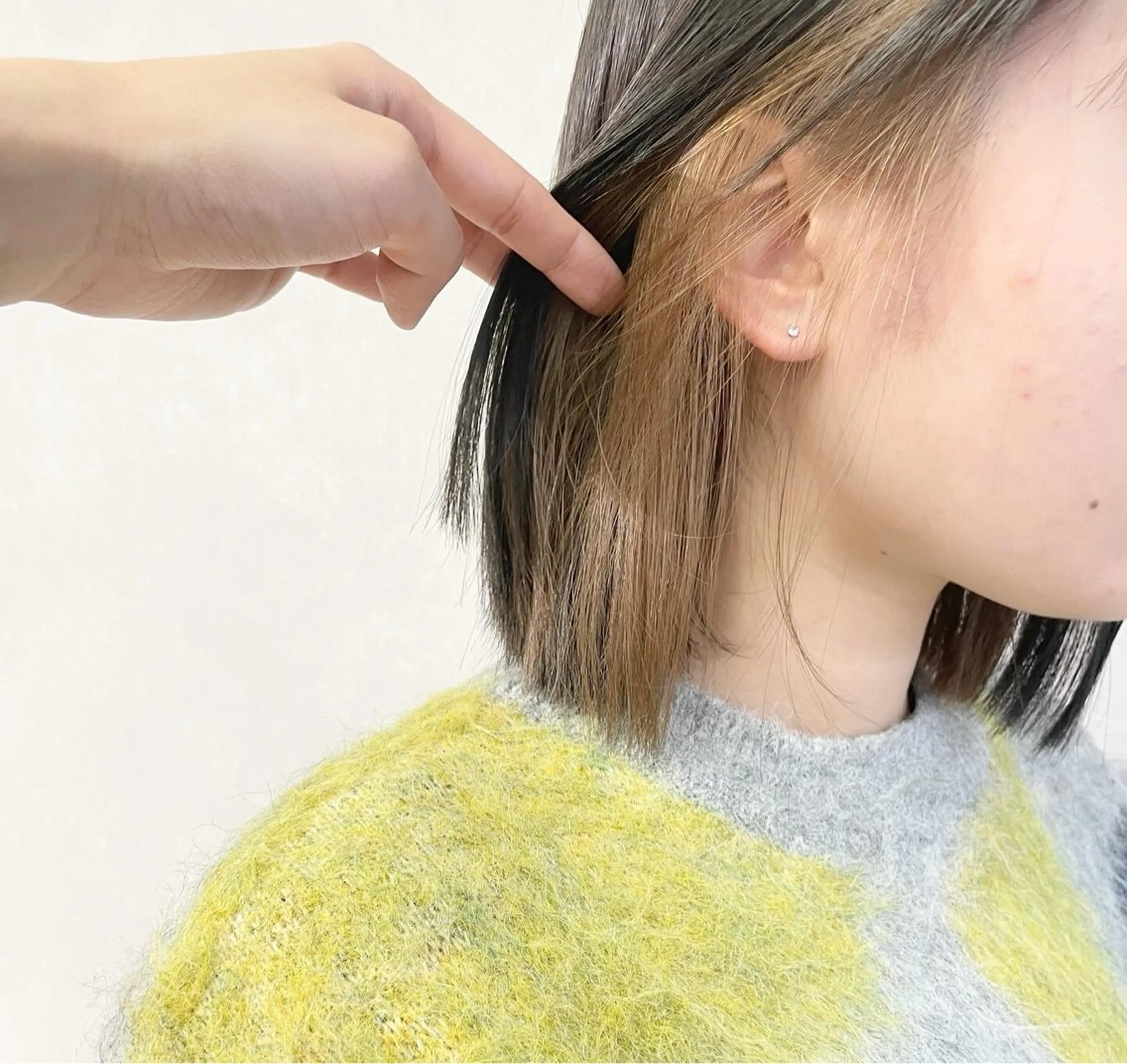 ミディアム カラー ベージュカラー ミルクティーベージュ カット ヘアカラー トリートメント ベージュ/オリーブ ボブ/小笠原汐海のヘアスタイル
