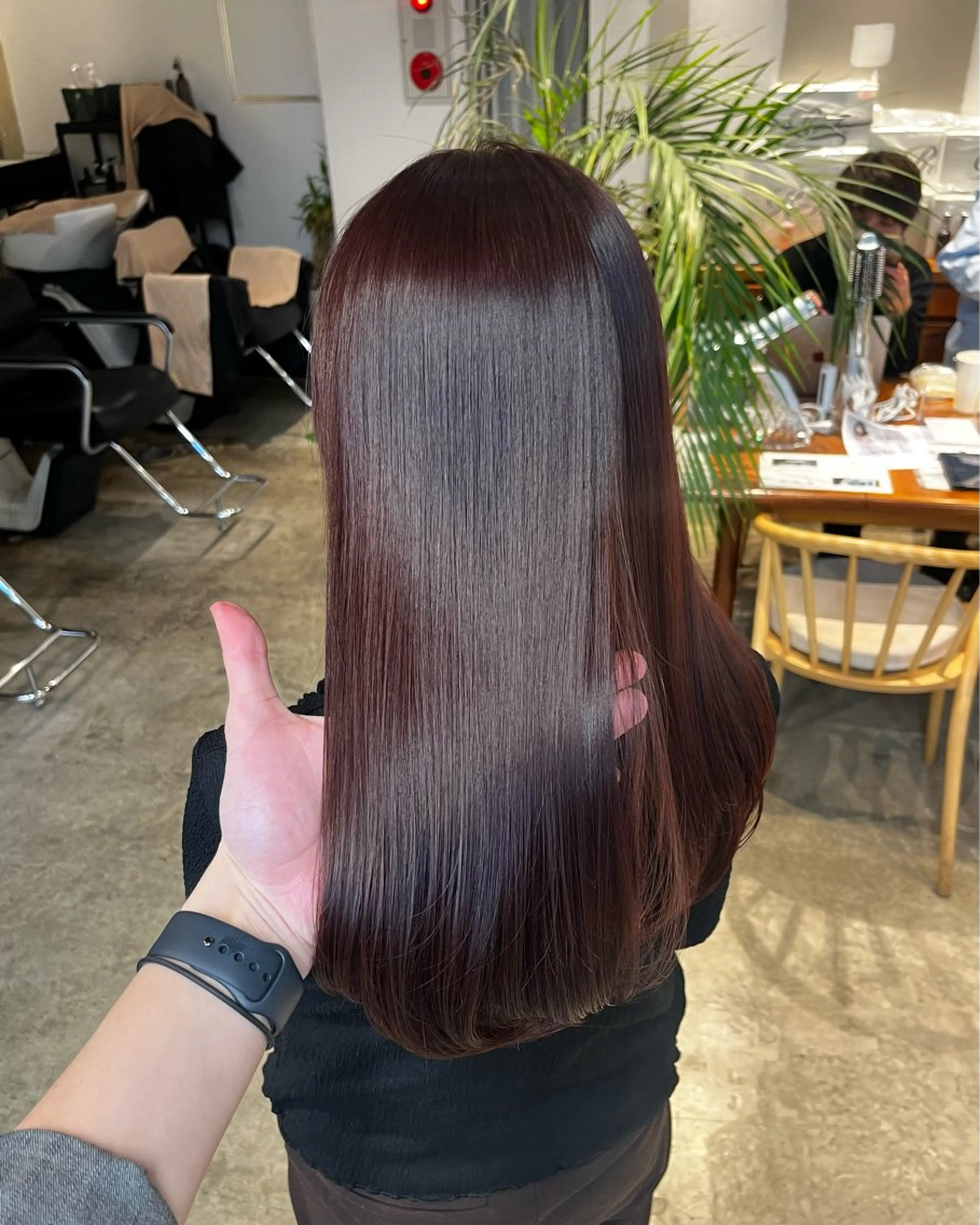 ウルフとハイトーン オタク美容師のユウトのヘアスタイル