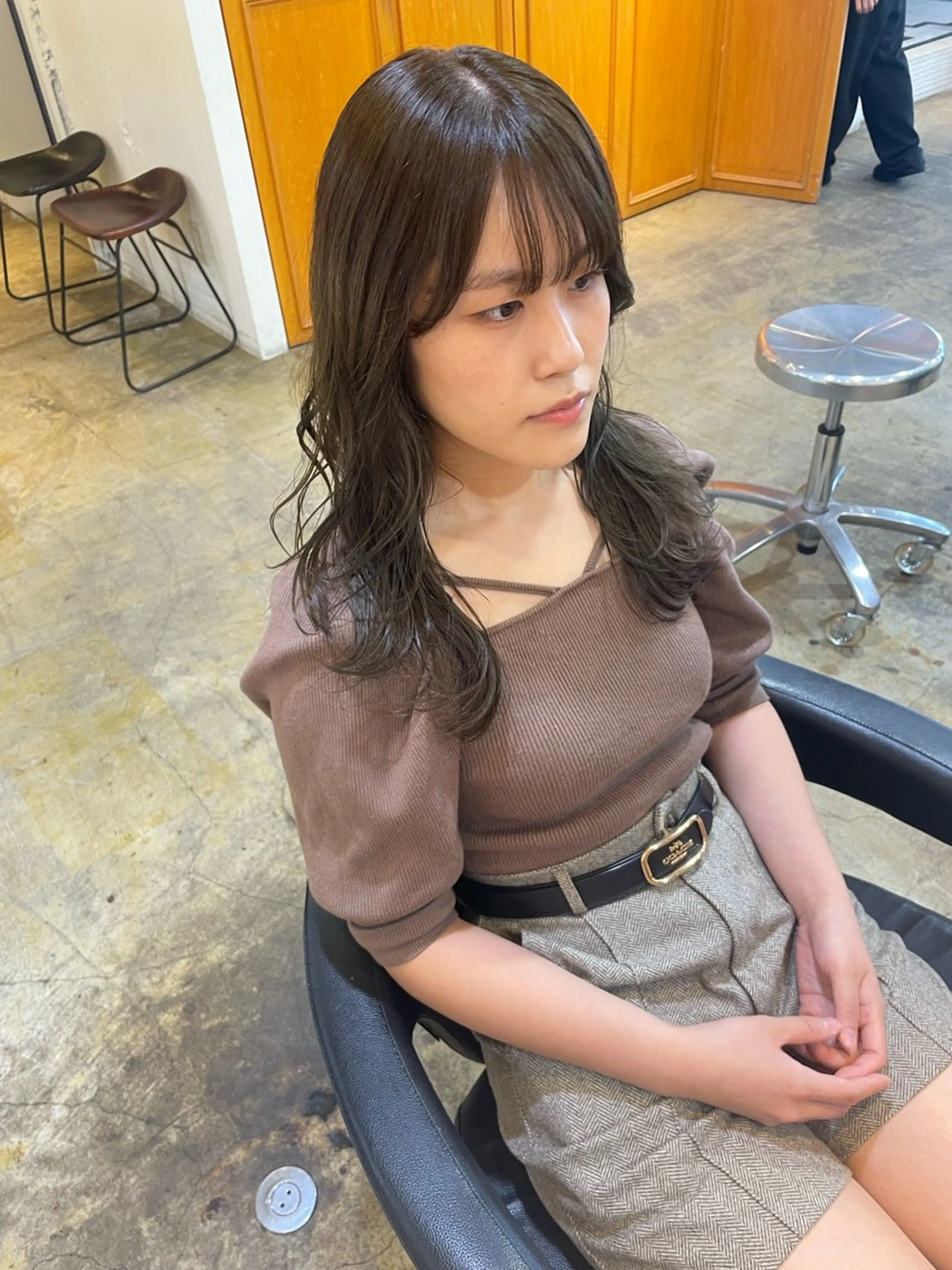 セミロング カラー グレージュ オリーブグレージュ オリーブグレー MIOベージュカラー 柔らかいカラーのヘアスタイル