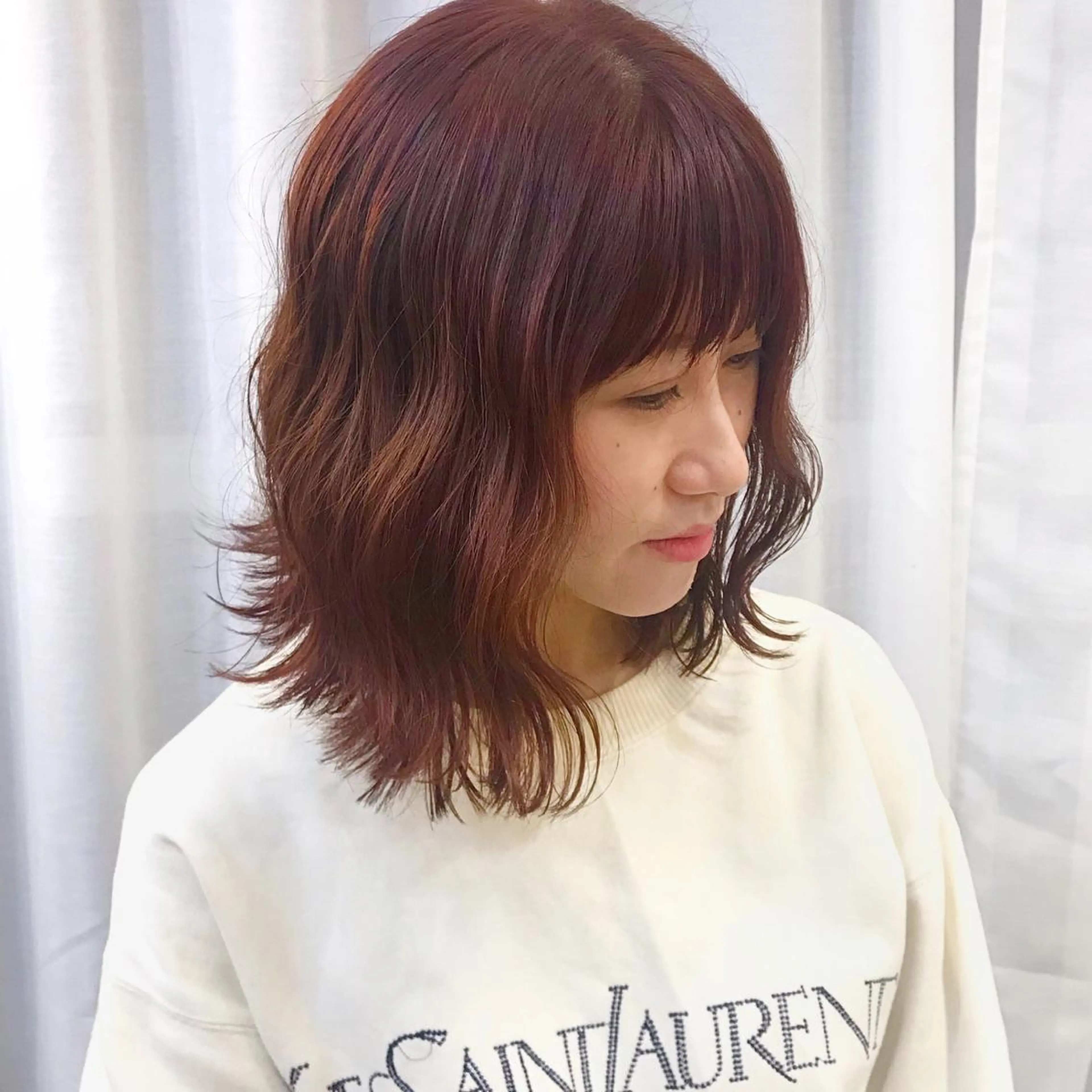 ミディアム ブリーチなしカラー レイヤーカットのヘアスタイル