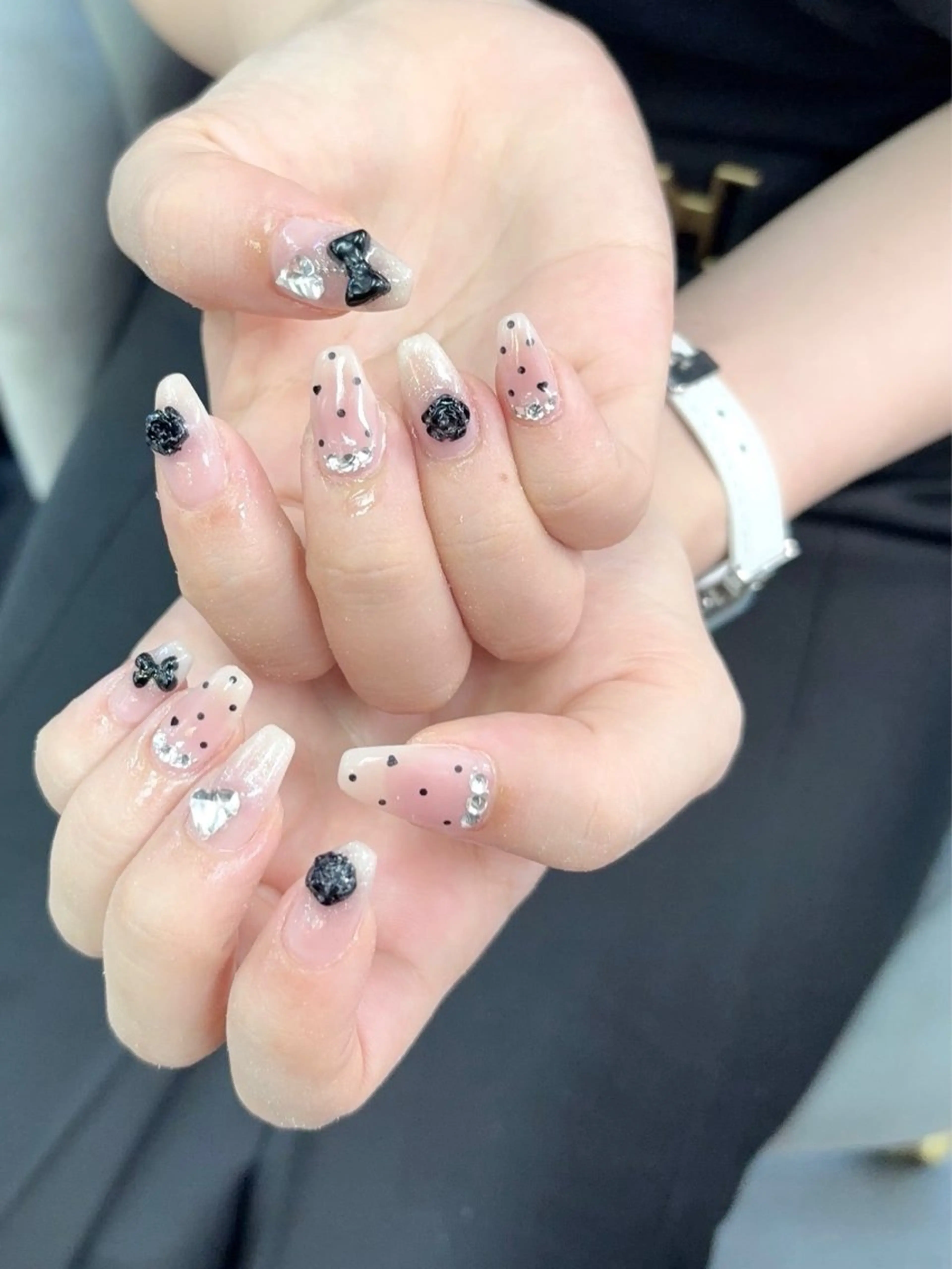 ネイル アートネイル チークネイル ドット 持ち込み リボン ハンドネイル フットネイル hair＆nailsalon nini所属・中家 亜紗子のネイルデザイン