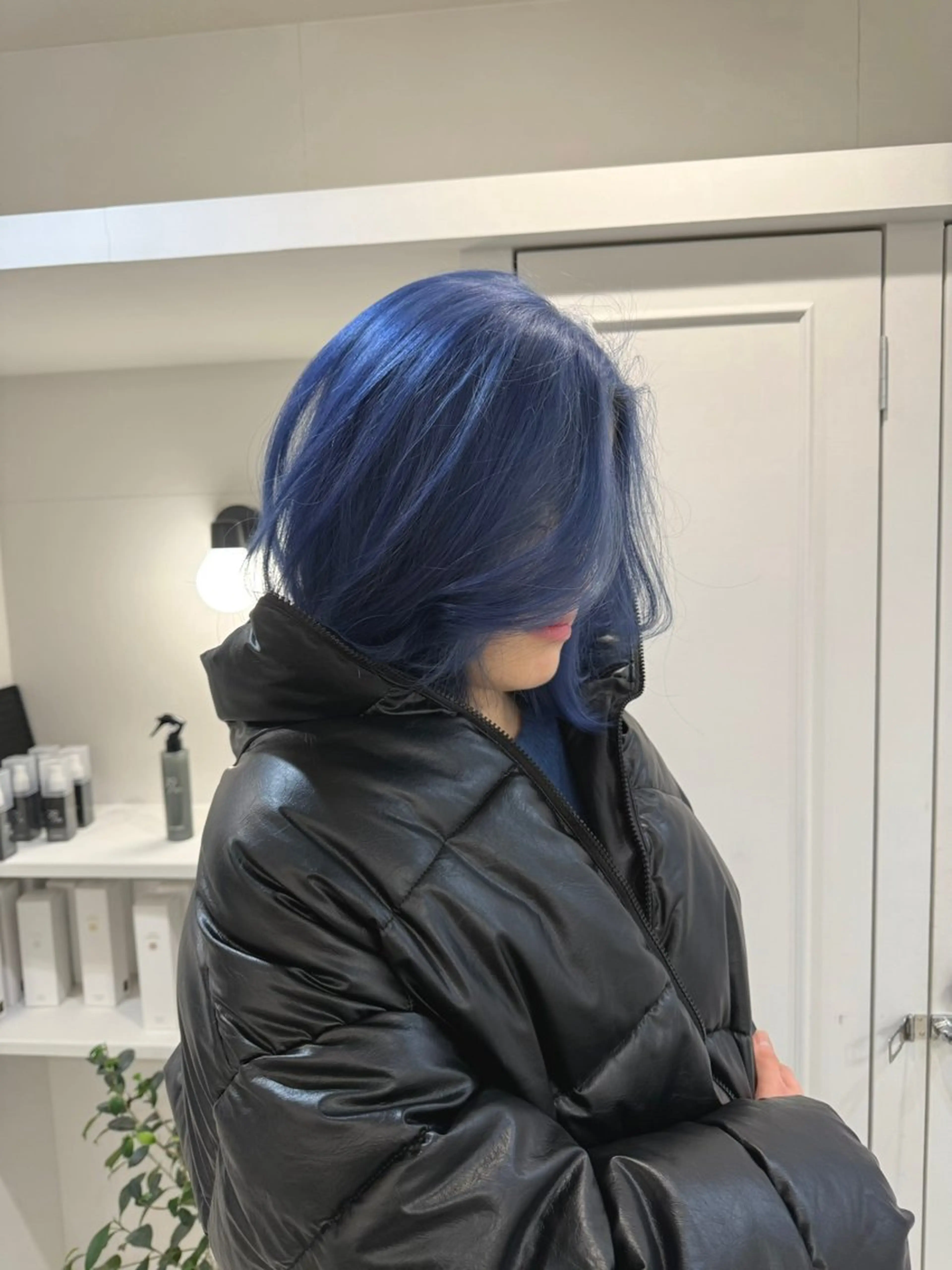 ミディアム カラー ヘアアレンジ バレイヤージュ ブリーチ ブルーカラー ケアブリーチ ネイビーカラー カット ヘアカラー SALOWIN京都河原町Suite店所属・外国人風レイヤー/ ハイトーンSHUのヘアスタイル
