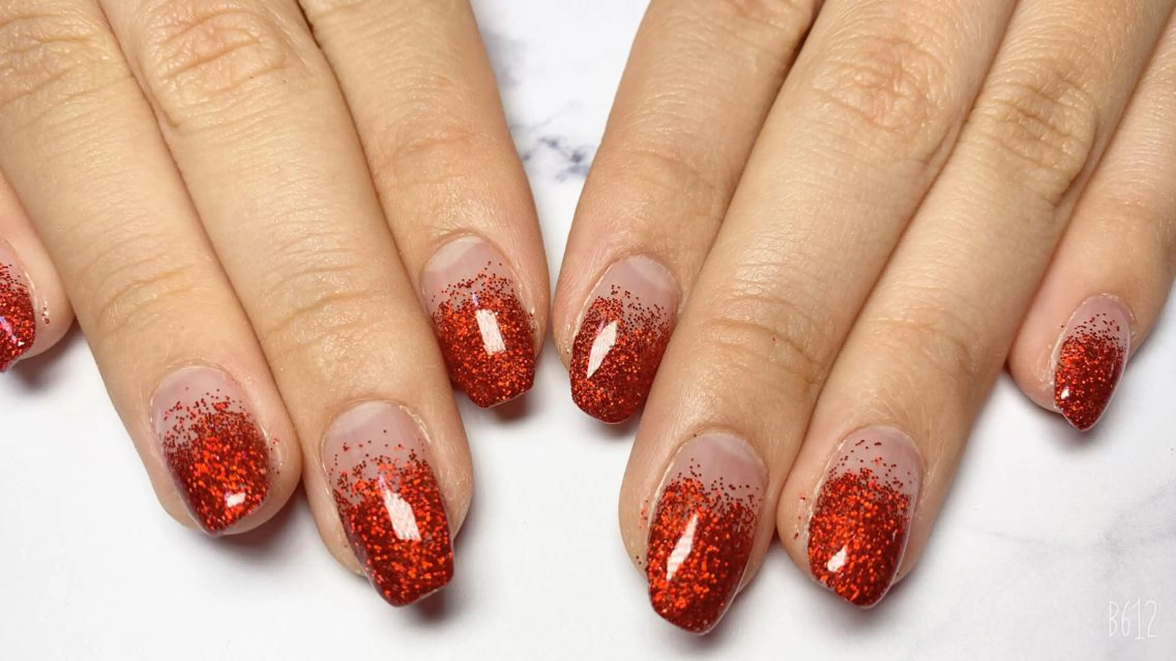 ネイル ラメ(グリッター) 赤色 ハンドネイル ManiNail所属・Mani Nailsのネイルデザイン