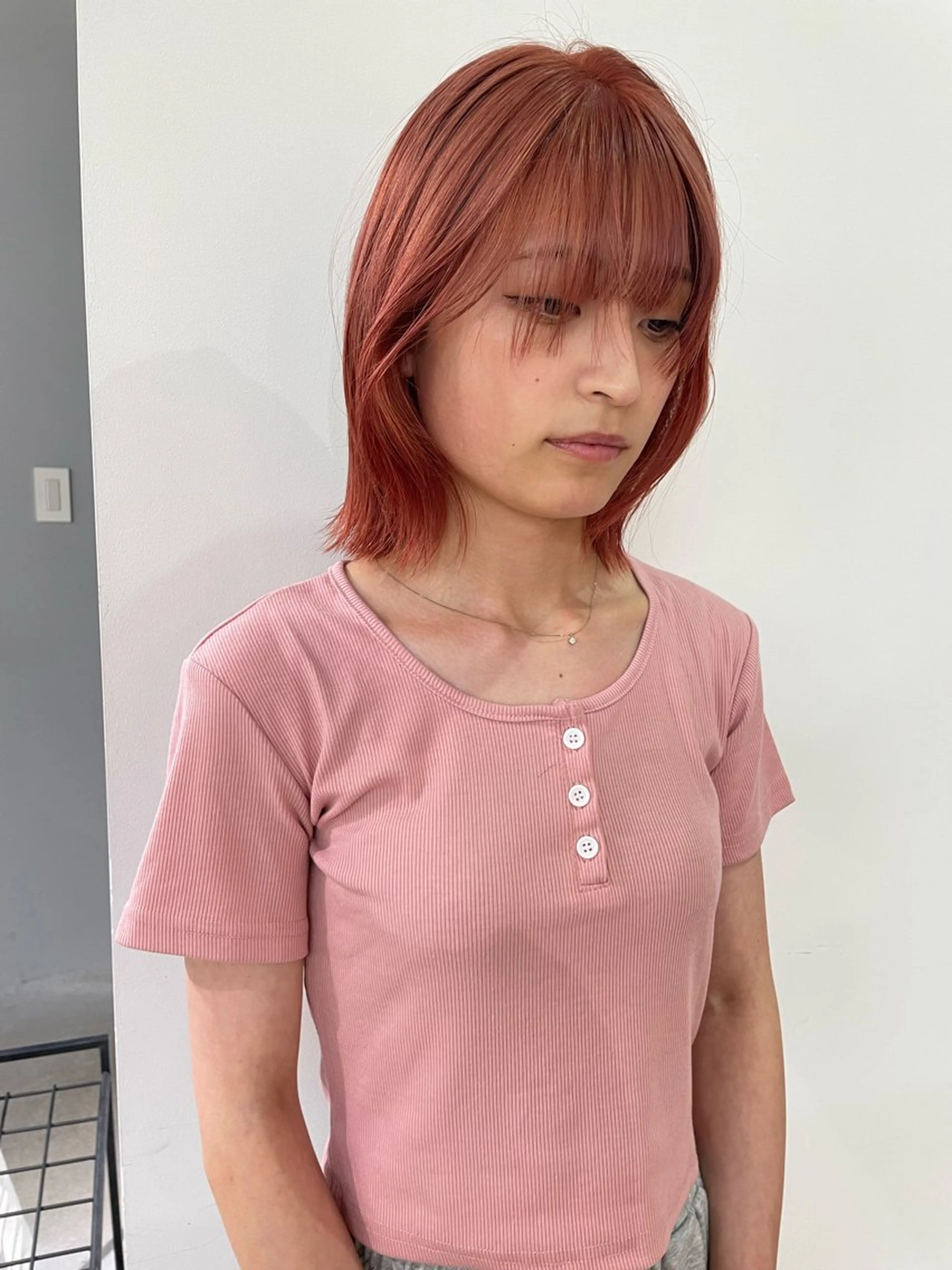 ミディアム カラー ミストバング ブリーチ ブラウンカラー デザインカラー ダブルカラー ヘアカラー トリートメント MIU/ルーツカラー ボブ/顔周りレイヤーのヘアスタイル