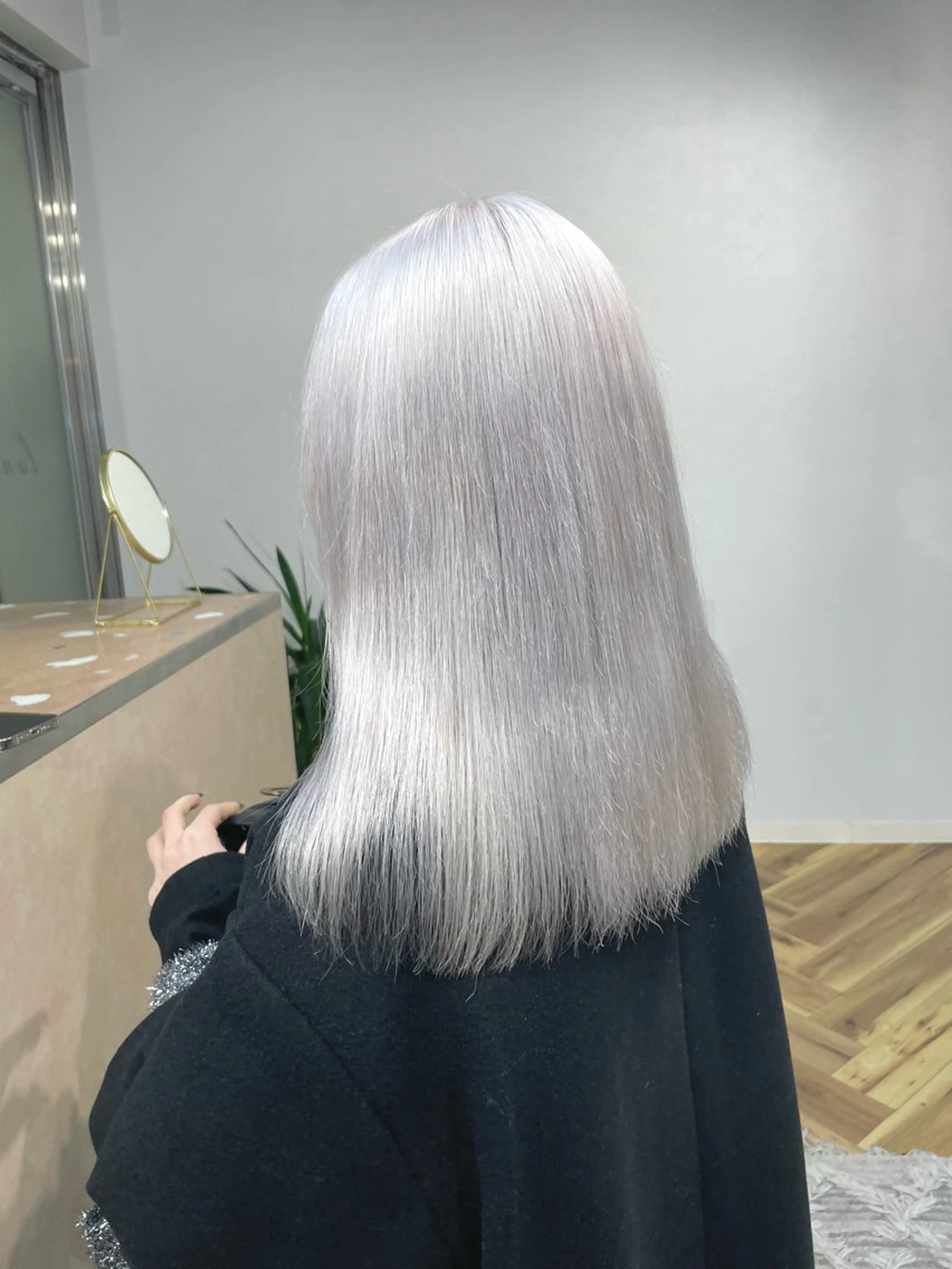 ロング カラー シルバー ホワイトシルバー ヘアカラー lani hair salon所属・SHOTO ハイトー ン/デザインカラーのヘアスタイル