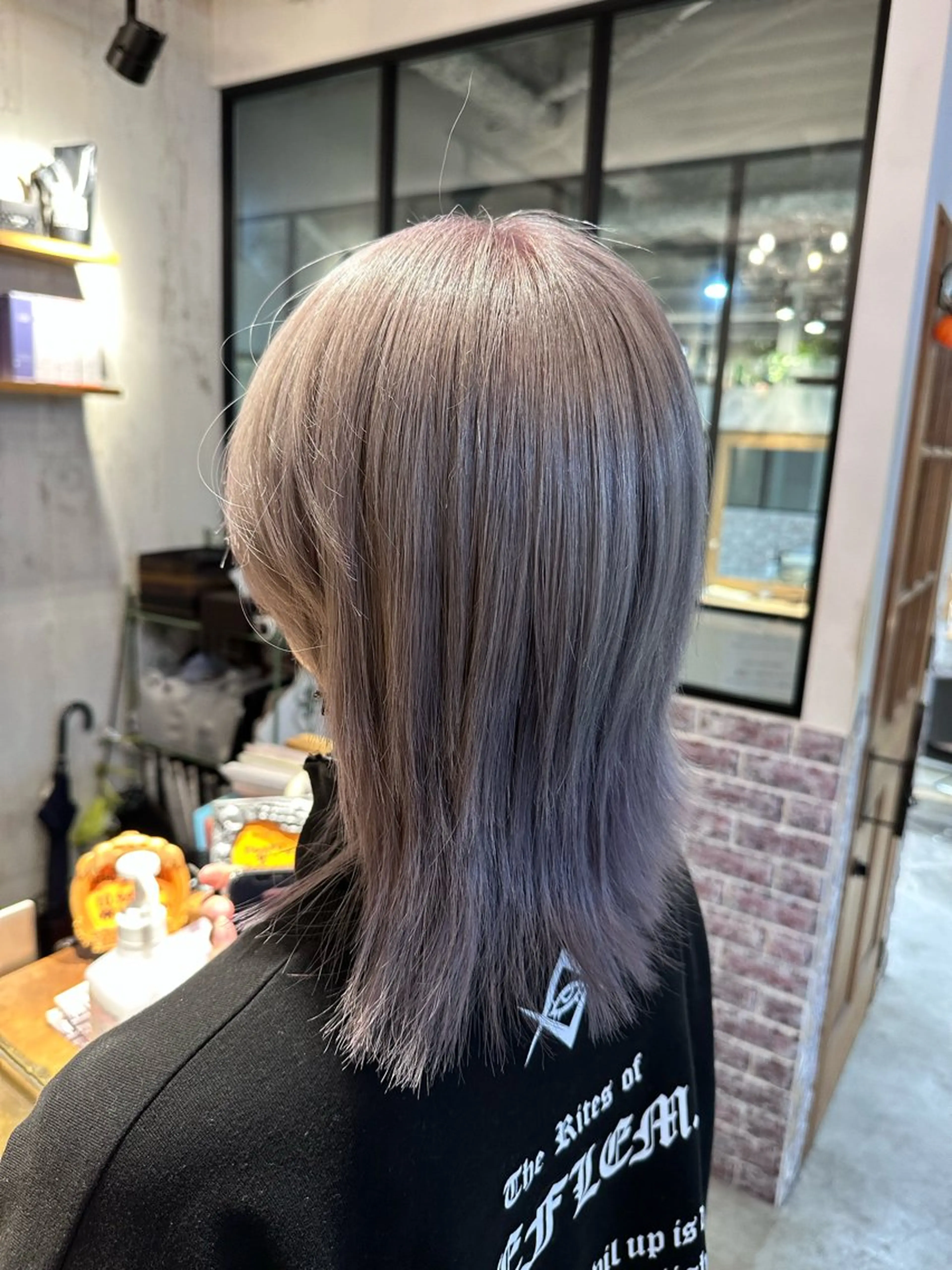 ミディアム カラー ダブルカラー シルバー 三澤 優音のヘアスタイル