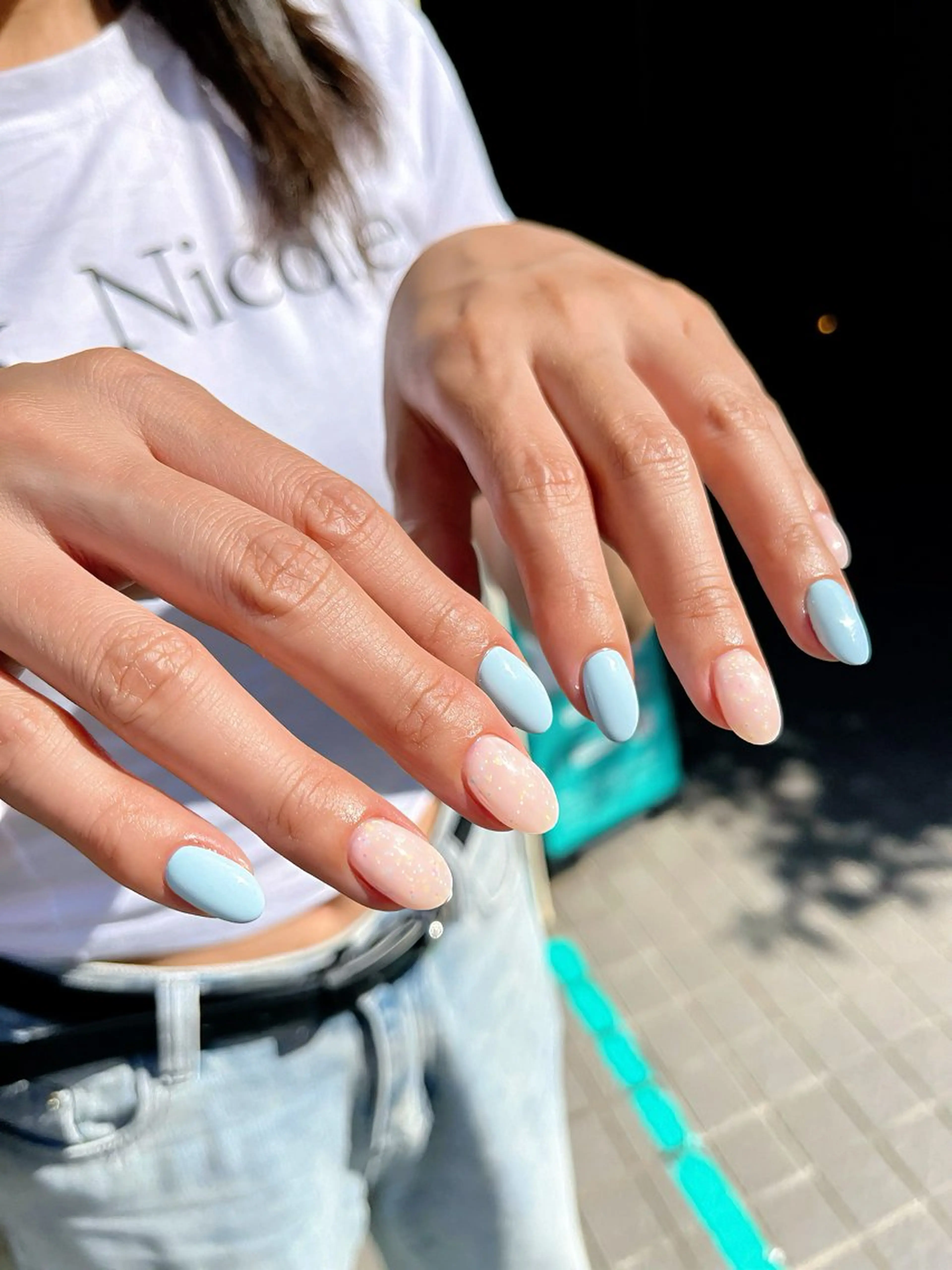 ネイル ホログラムネイル 水色 オフィスネイル ピンク シンプルネイル ハンドネイル ハンドケア 🎀NAIL🎀 AI🪄︎︎◝✩のネイルデザイン