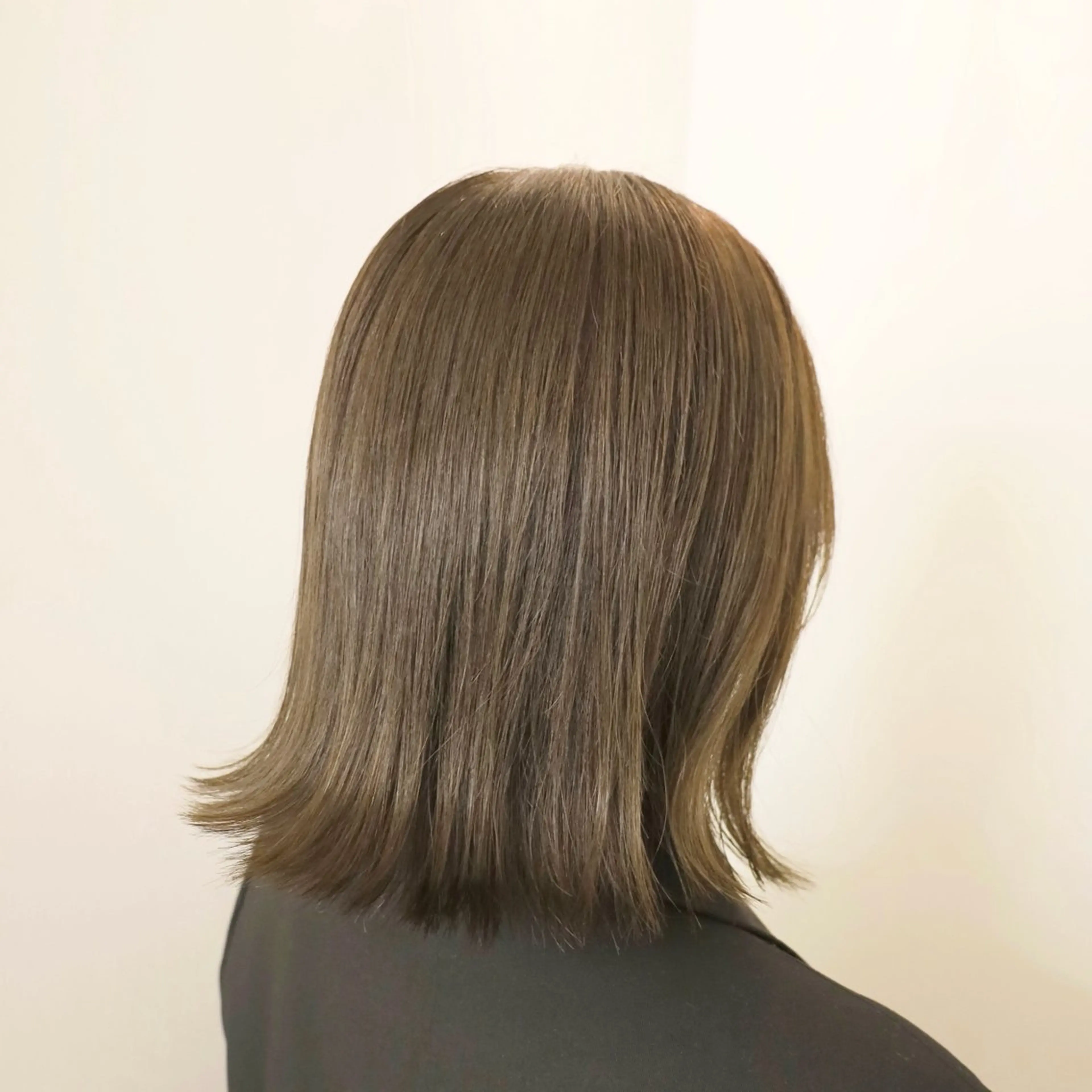 ミディアム カラー ベージュカラー オリーブベージュ レイヤーカット カット ヘアカラー トリートメント ローネス銀座店所属・森山 陽菜のヘアスタイル