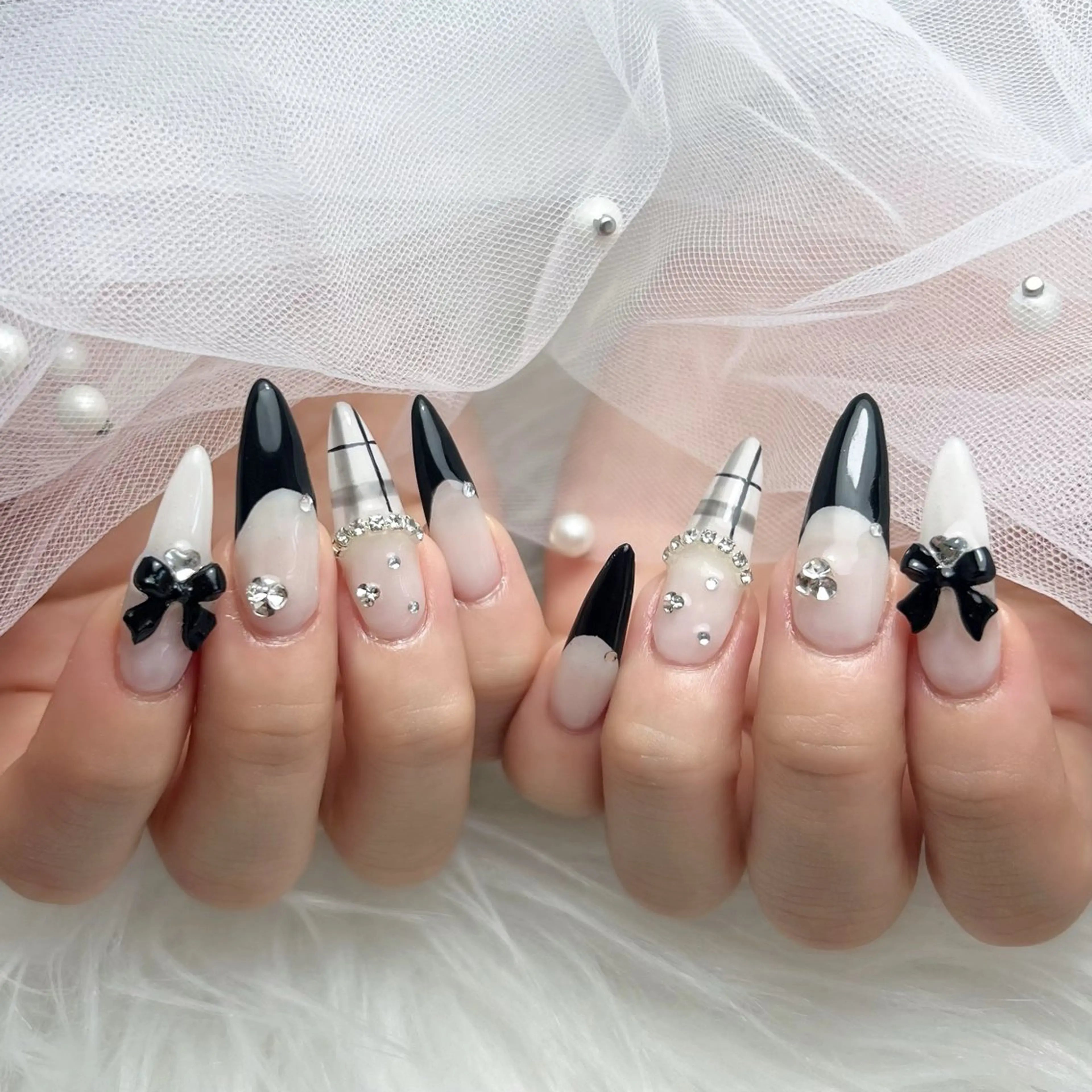 ネイル Y u a n🤍 pas á pasのネイルデザイン